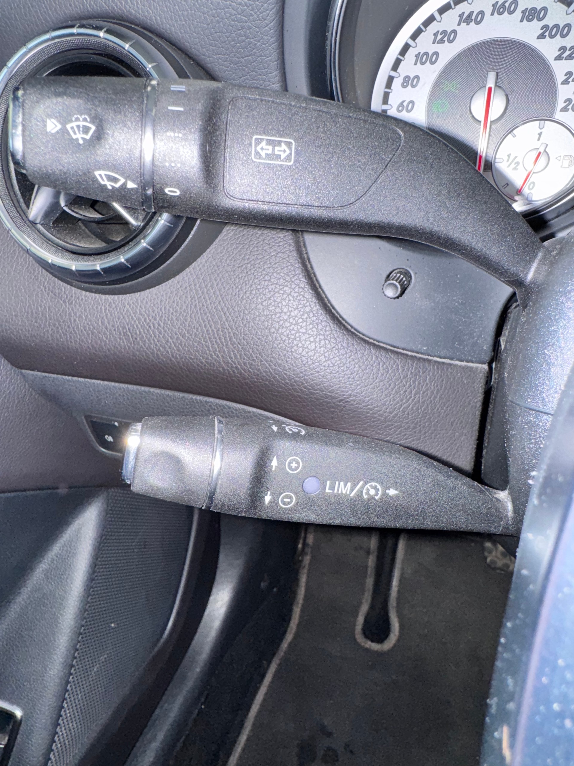 MERCEDES-BENZ CLA 250 AMG Line 7G-DCT-image-17