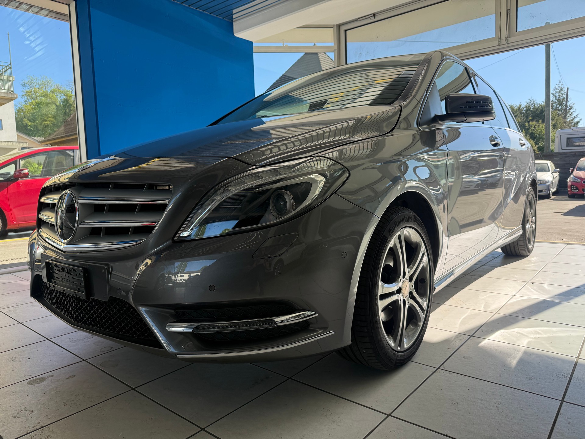 MERCEDES-BENZ B 180 7G-DCT-showroom-element-1