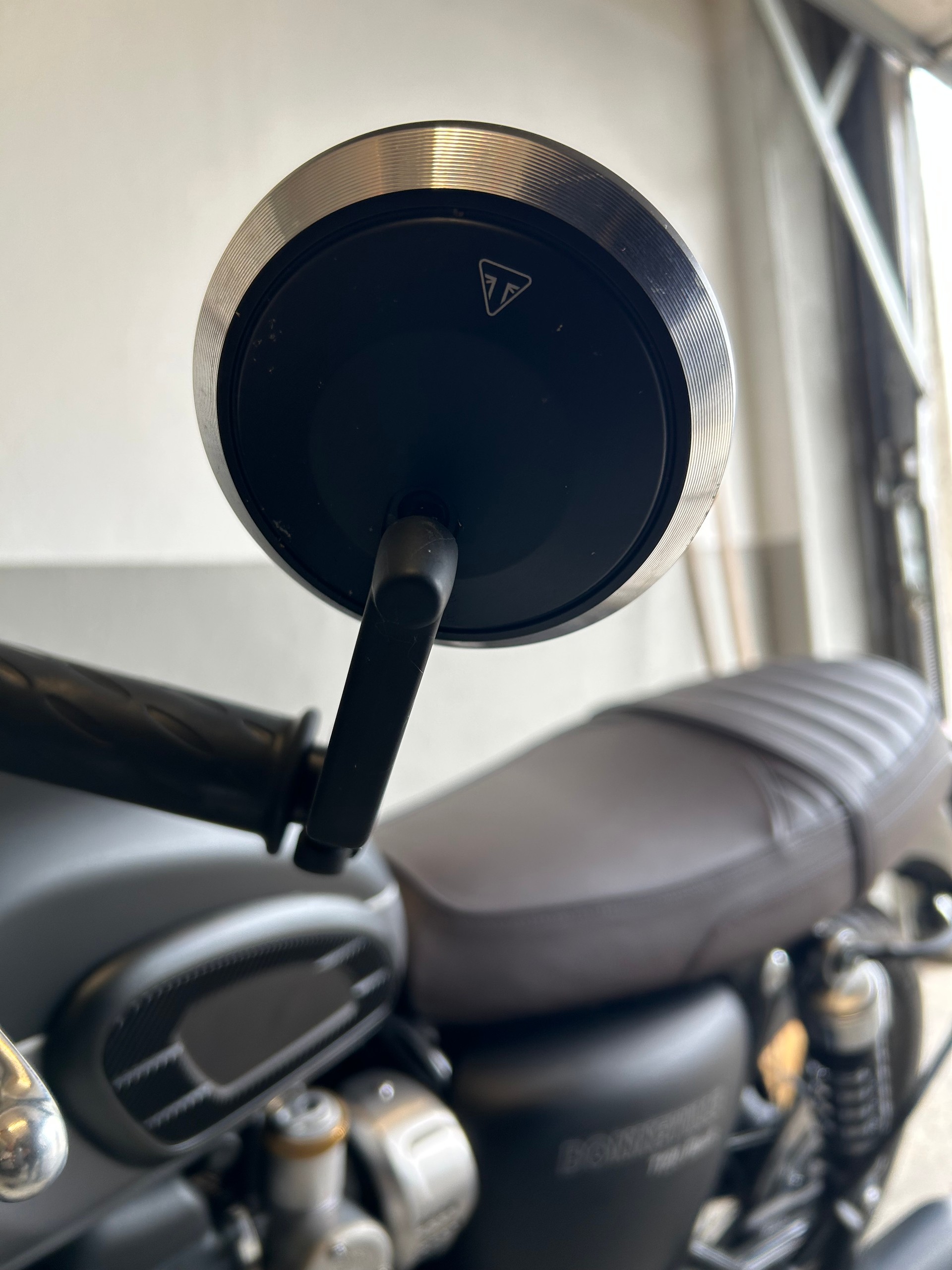 TRIUMPH Bonneville T120 Black-image-4