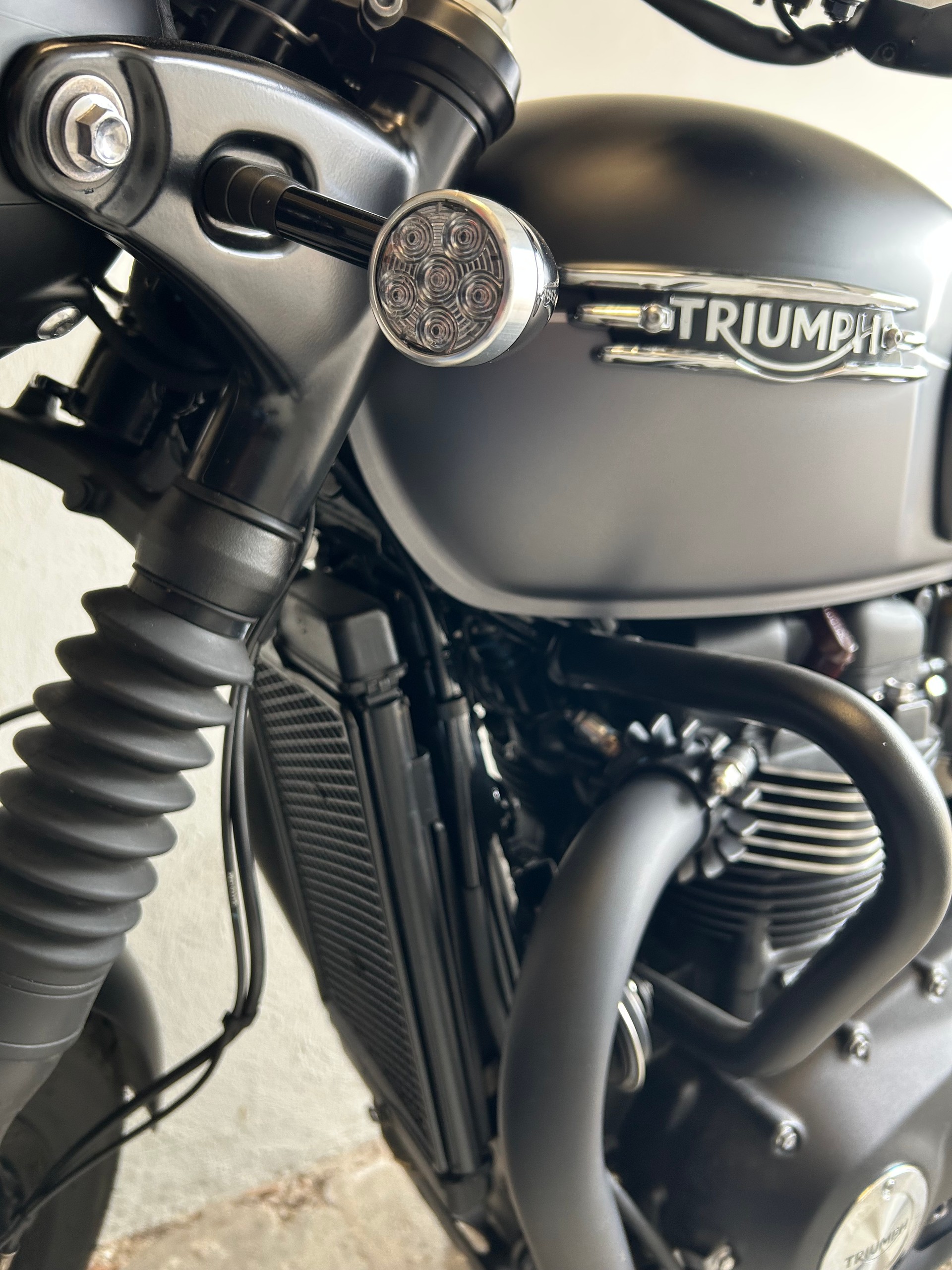 TRIUMPH Bonneville T120 Black-image-7
