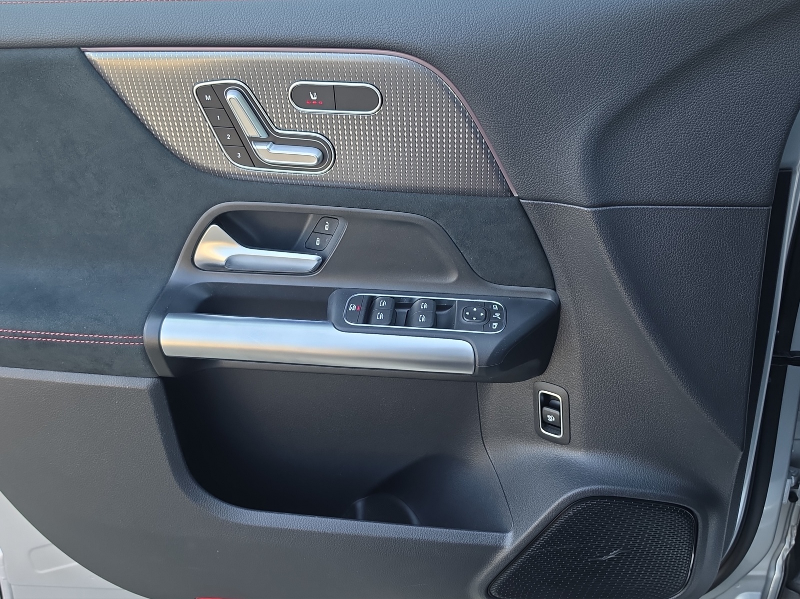 MERCEDES-BENZ EQA 350 AMG Line 4Matic-image-14