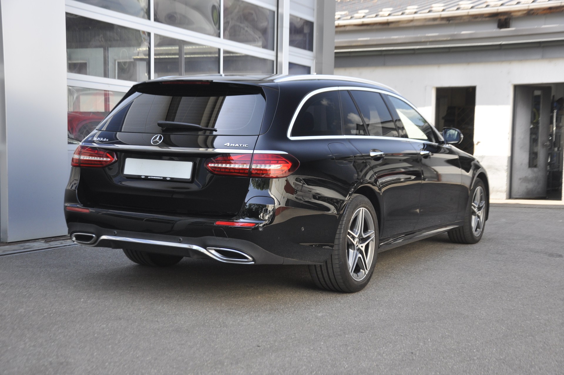 MERCEDES-BENZ E 300 de T 4Matic AMG Line 9G-Tronic-image-2