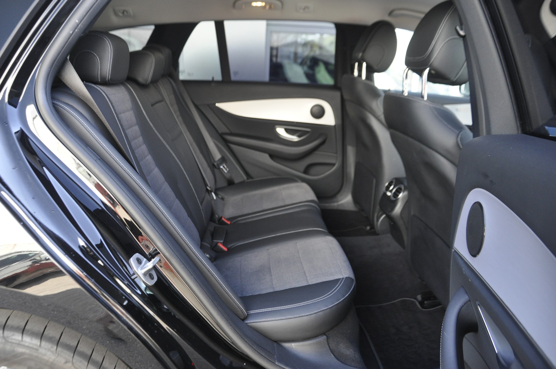 MERCEDES-BENZ E 300 de T 4Matic AMG Line 9G-Tronic-image-8