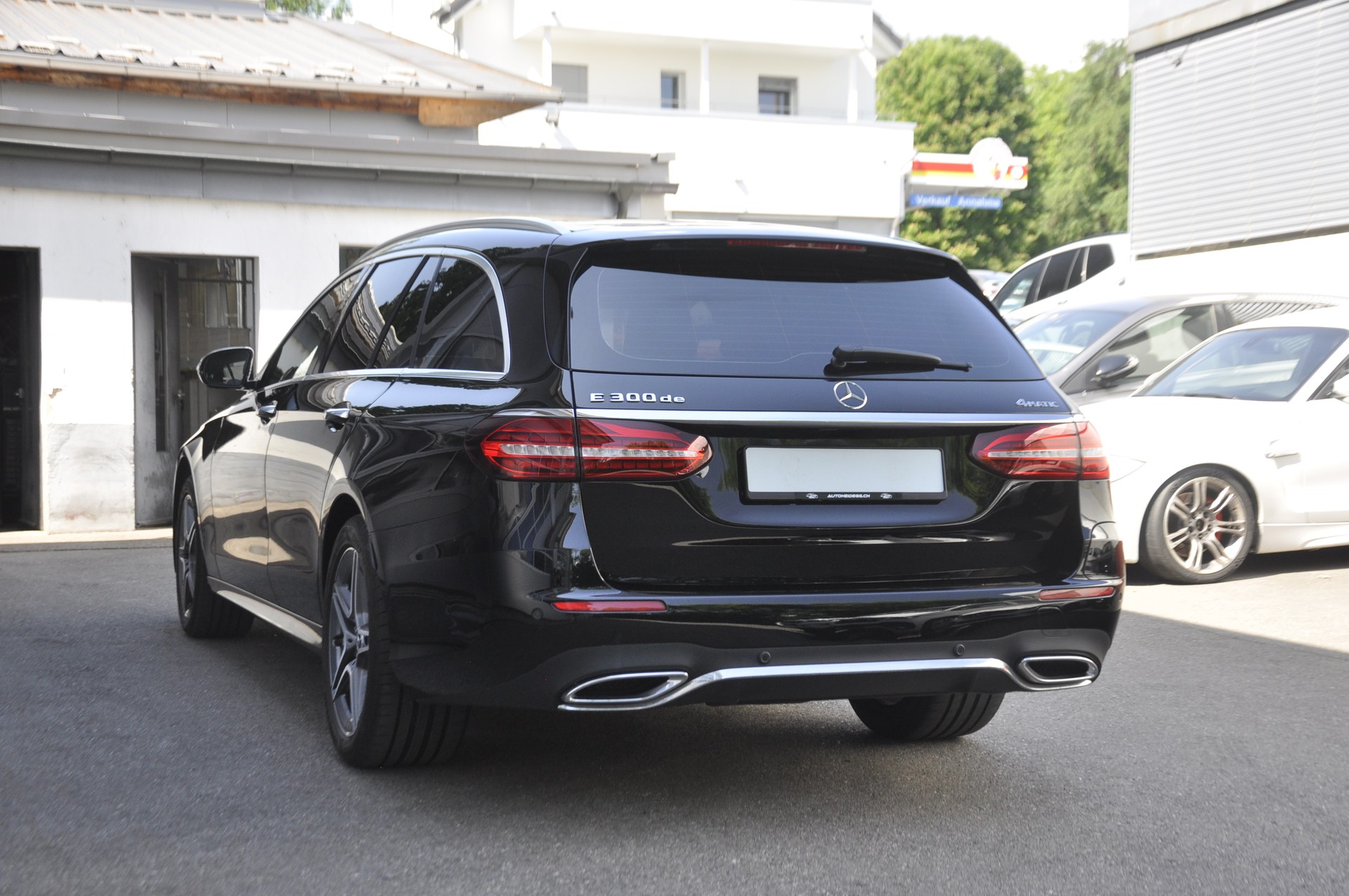 MERCEDES-BENZ E 300 de T 4Matic AMG Line 9G-Tronic-image-15