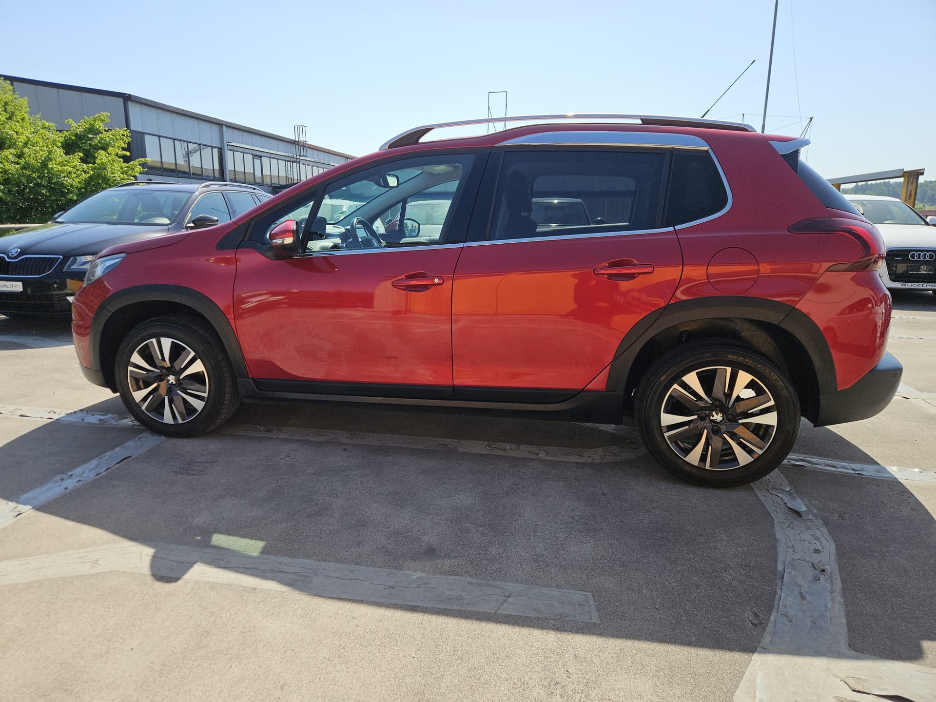 PEUGEOT 2008 1.2 PureTech Allure EAT6-showroom-element-1