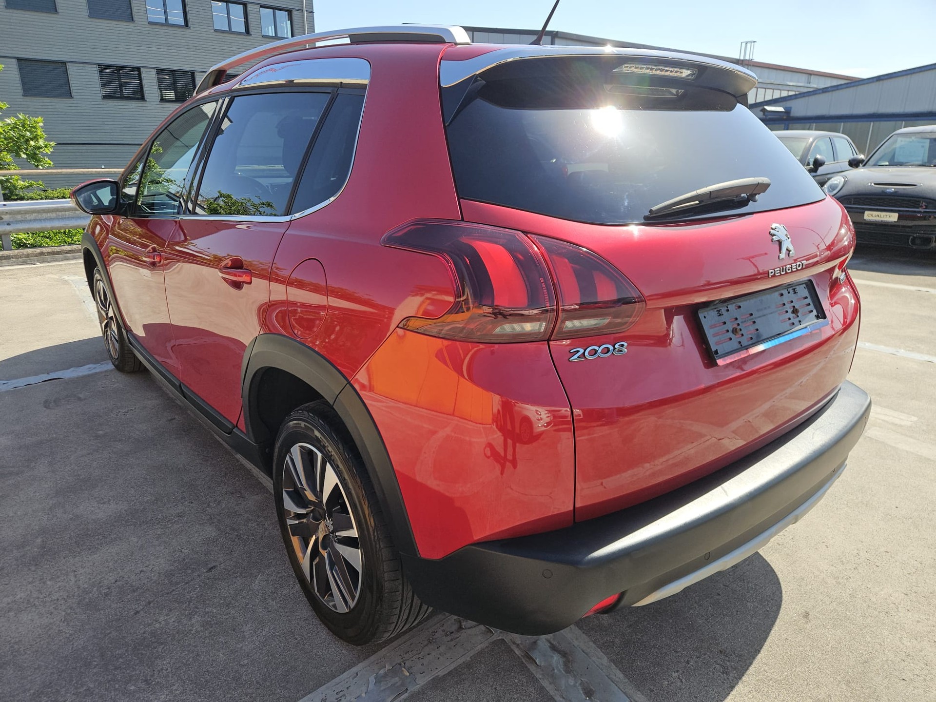 PEUGEOT 2008 1.2 PureTech Allure EAT6-showroom-element-2