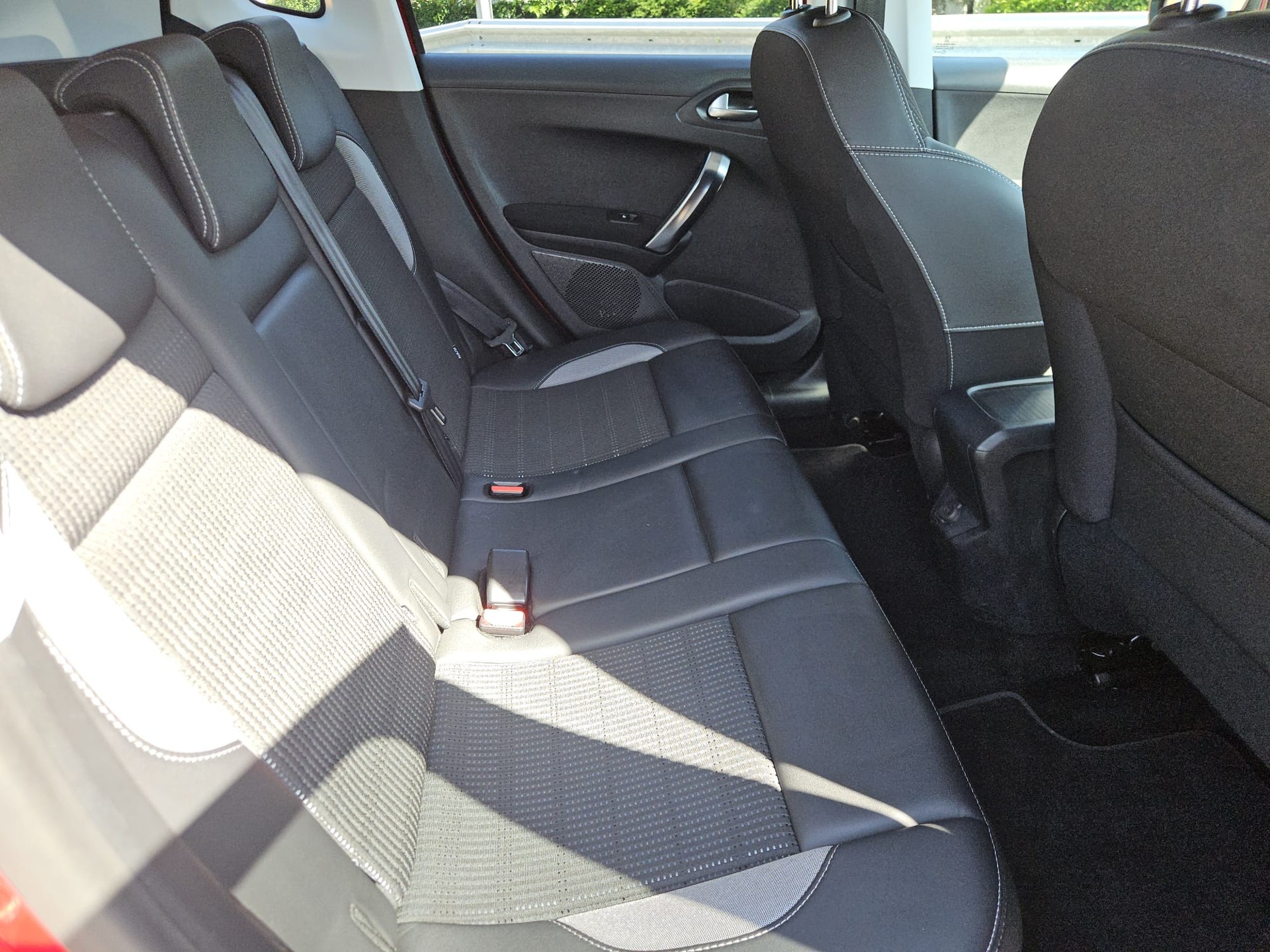 PEUGEOT 2008 1.2 PureTech Allure EAT6-image-8