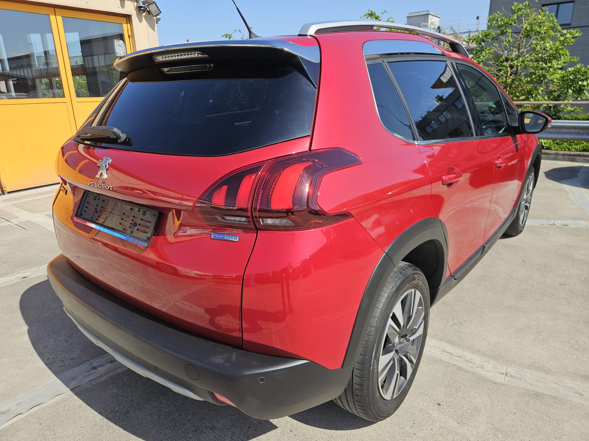 PEUGEOT 2008 1.2 PureTech Allure EAT6-showroom-element-3