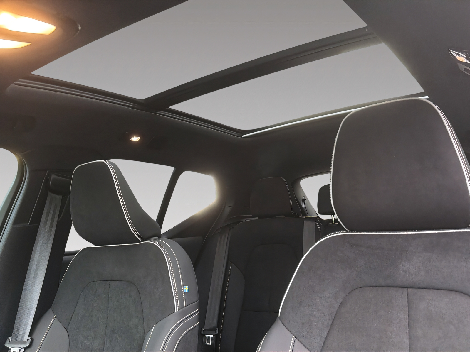 VOLVO EX40 82kWh Twin Motor AWD Xcentric Edition-image-17