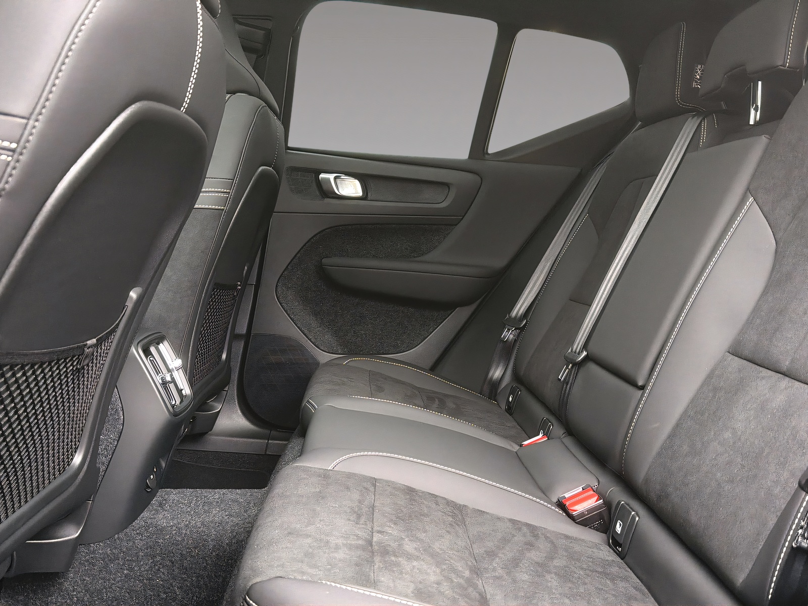 VOLVO EX40 82kWh Twin Motor AWD Xcentric Edition-image-18