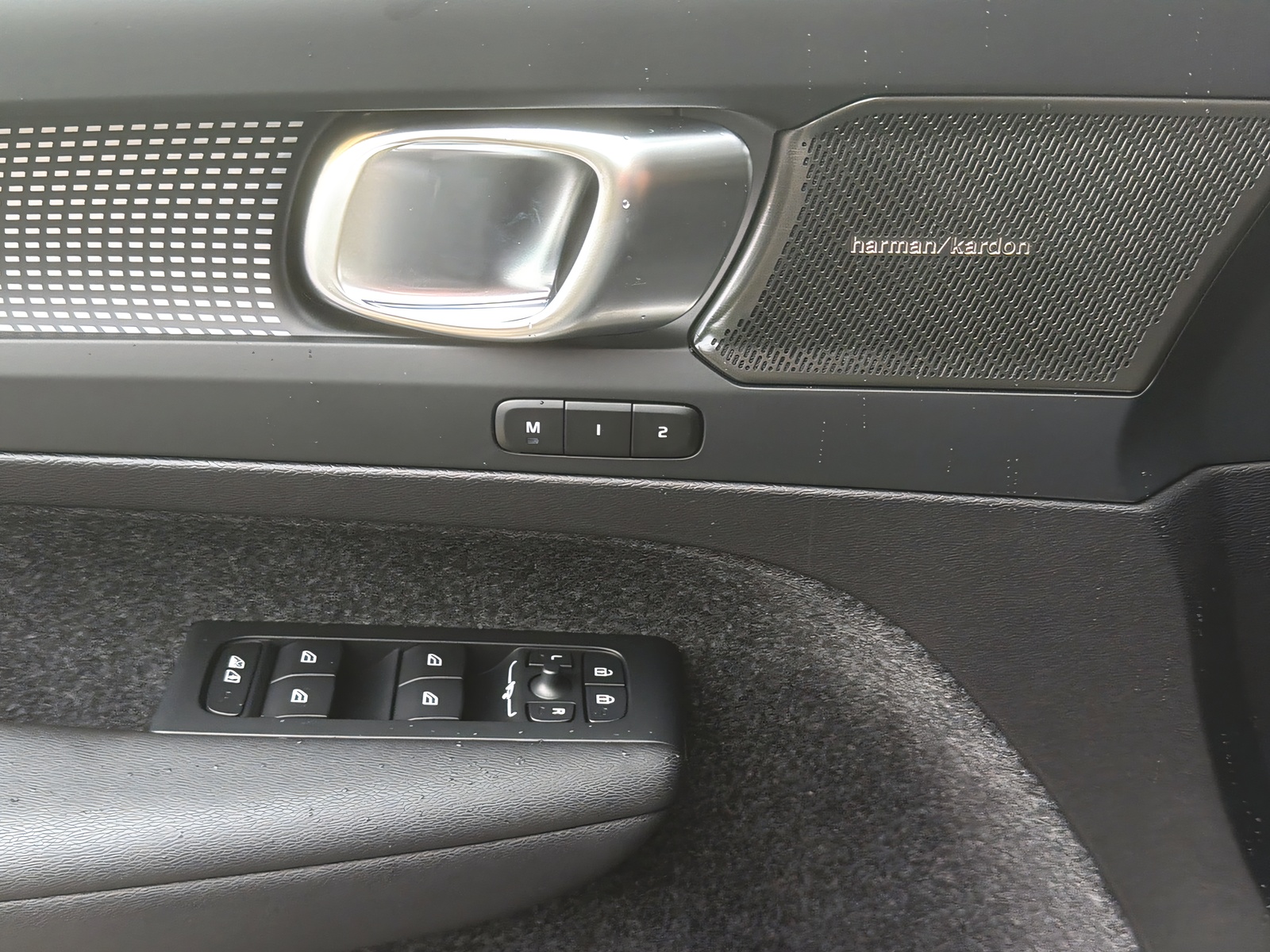 VOLVO EX40 82kWh Twin Motor AWD Xcentric Edition-image-6