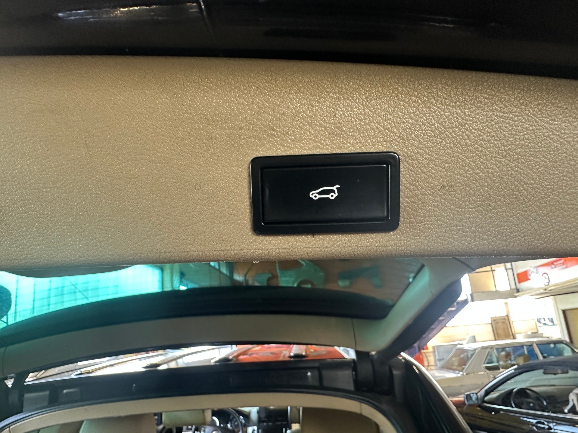VW Touareg 3.0 TDI Tiptronic-image-15