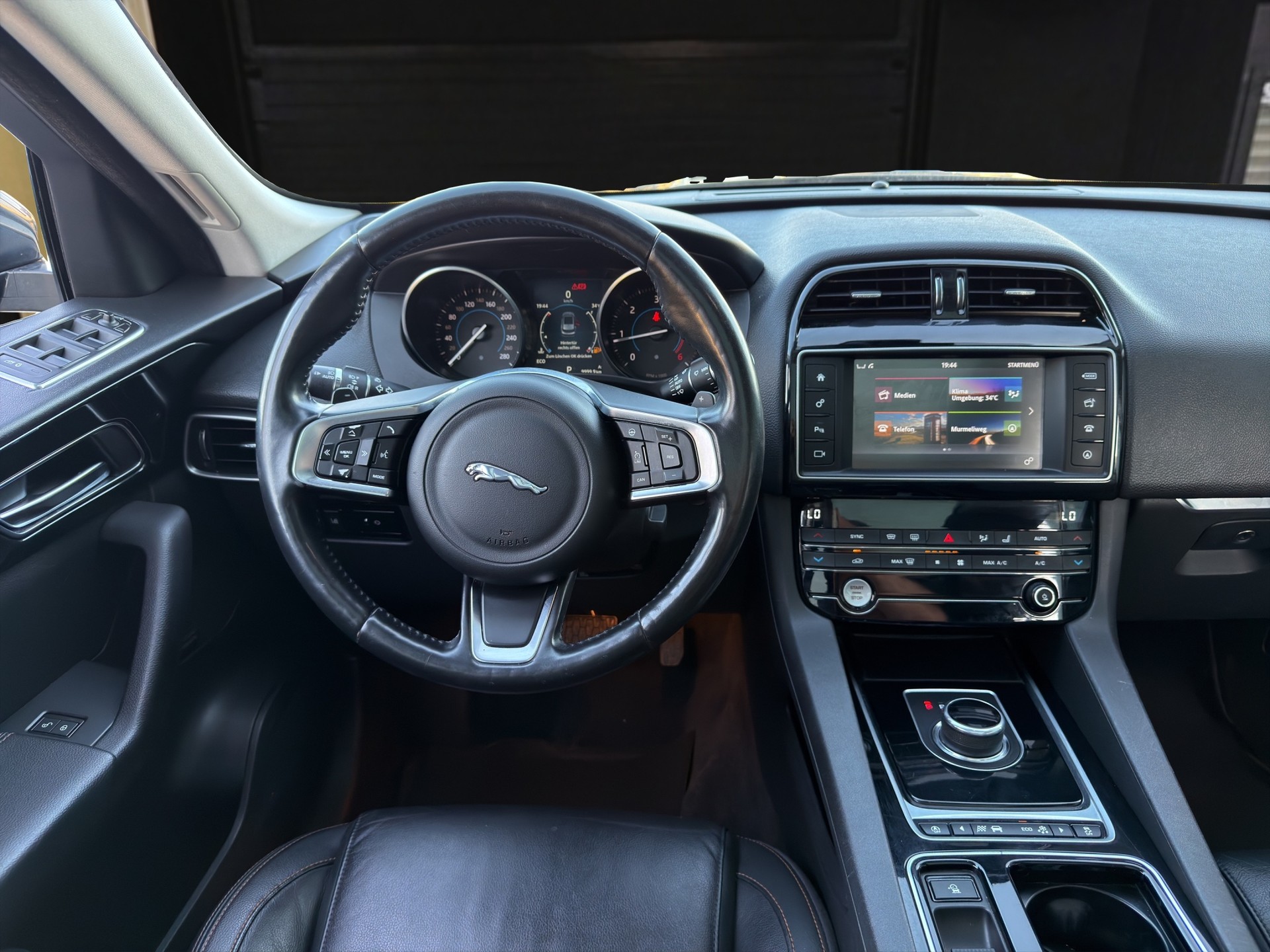 JAGUAR F-Pace 3.0 V6 D Prestige AWD-image-12