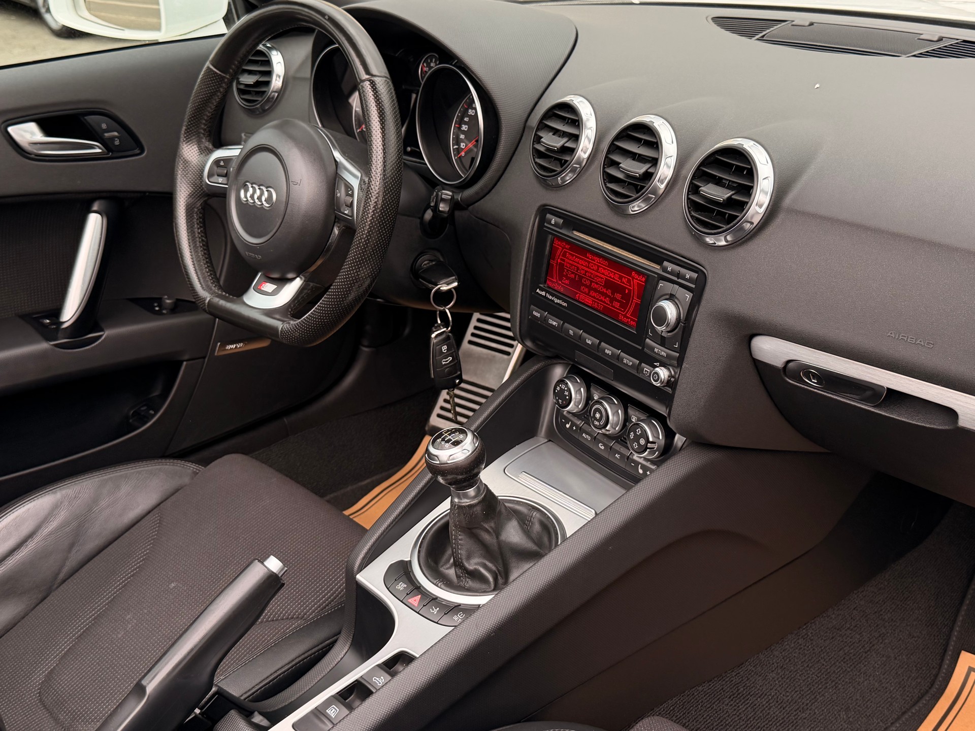 AUDI TT Roadster 2.0 TFSI S-Line-image-13