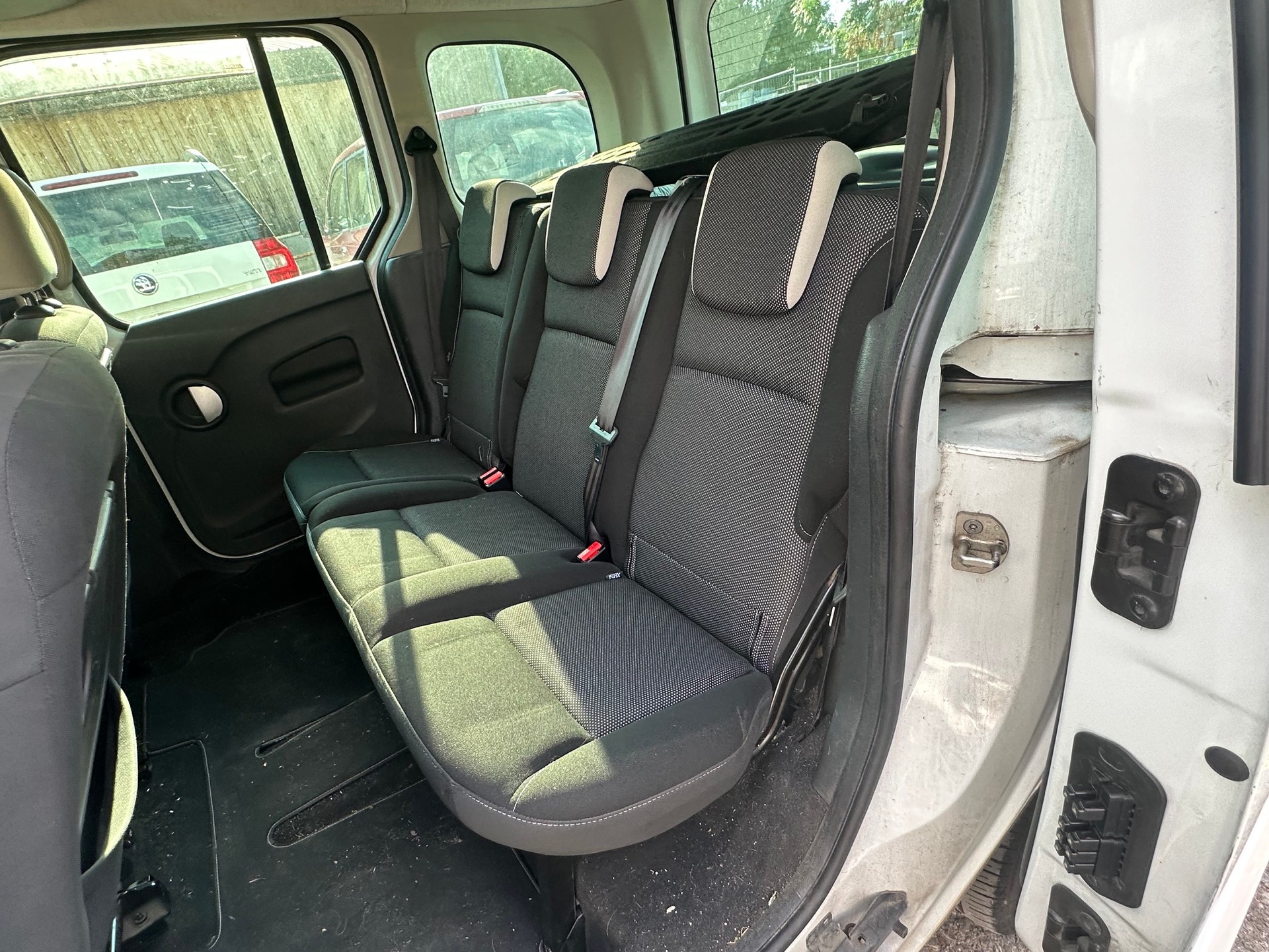 RENAULT Kangoo 1.5 dCi Happy Family-image-9