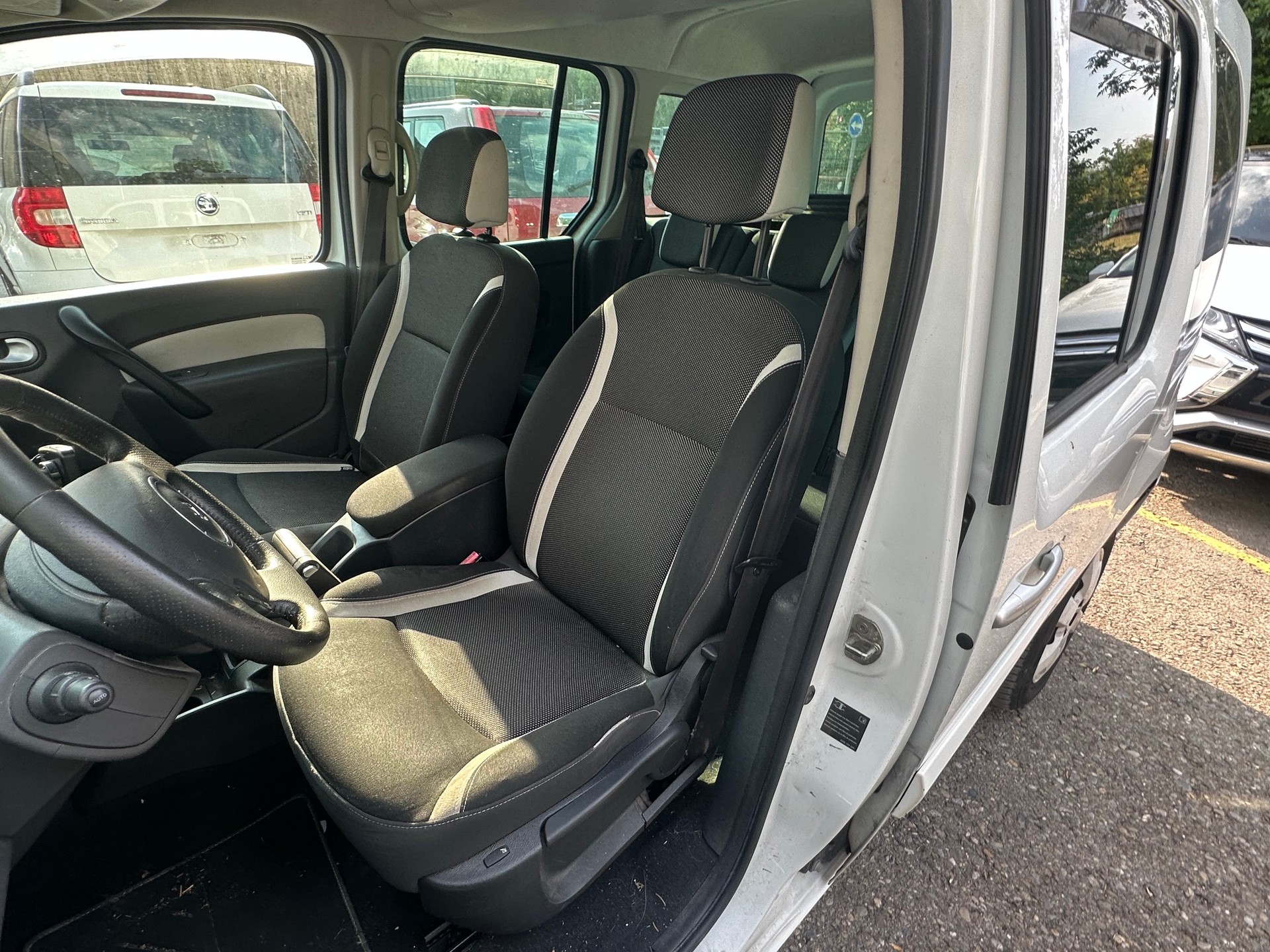 RENAULT Kangoo 1.5 dCi Happy Family-image-8