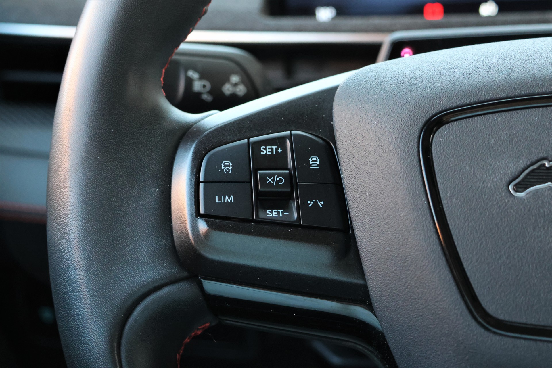 FORD Mustang MACH-E AWD 72.6 kWh (CH)-image-19