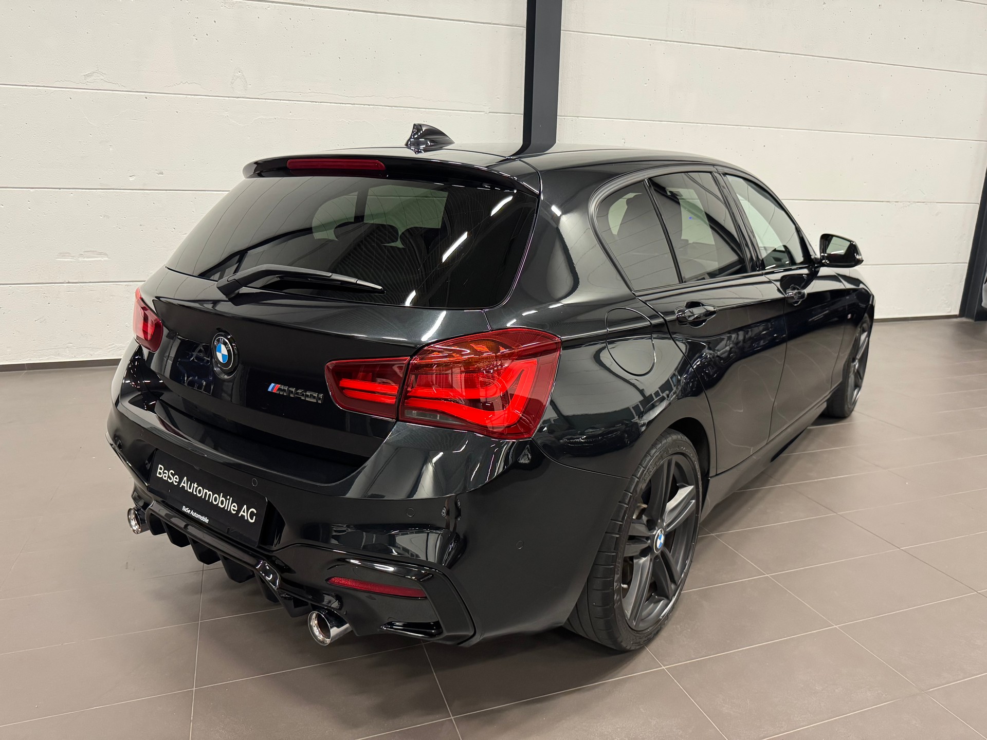 BMW M140i xDrive Steptronic-image-13