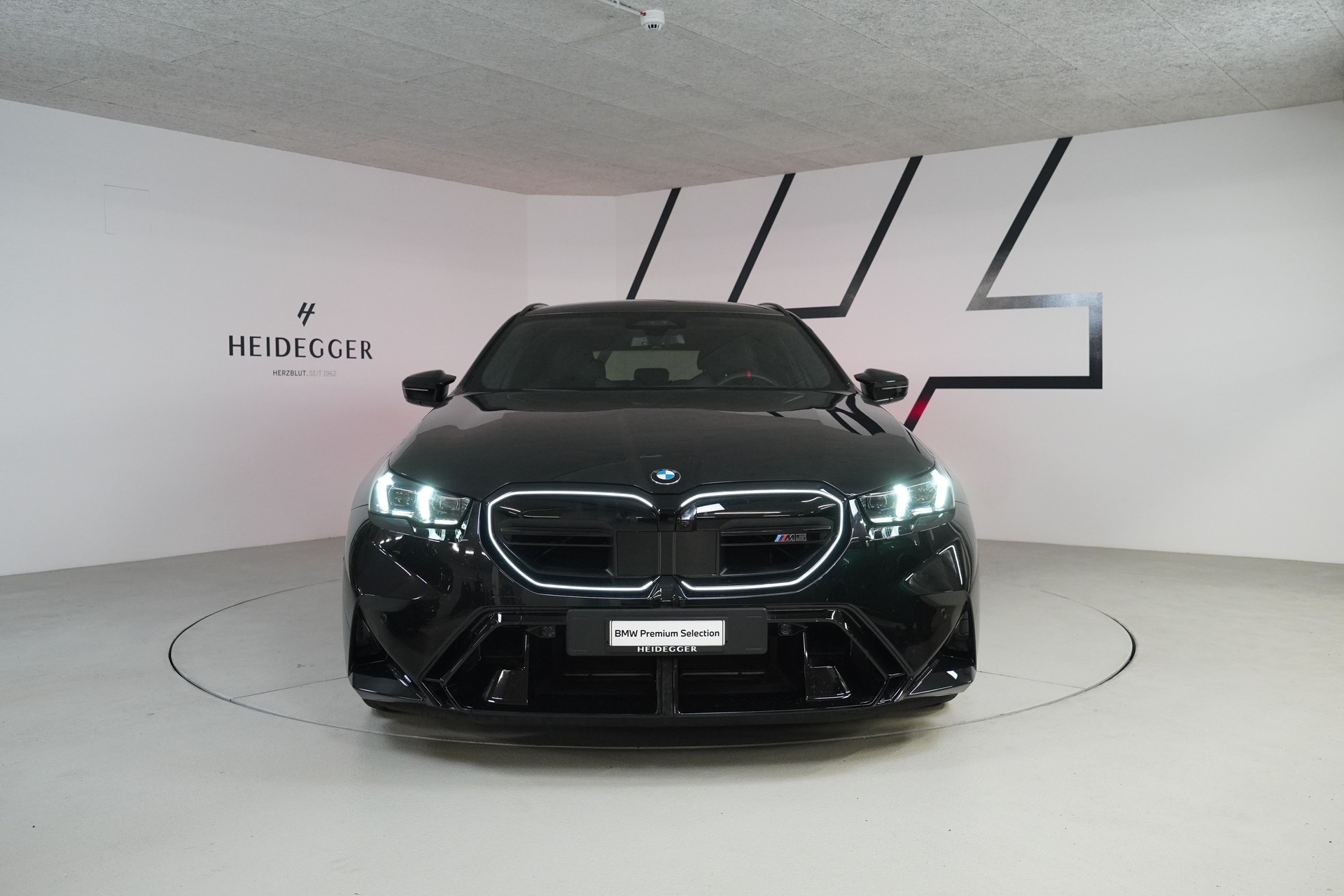 BMW M5 xDrive Touring-showroom-element-2