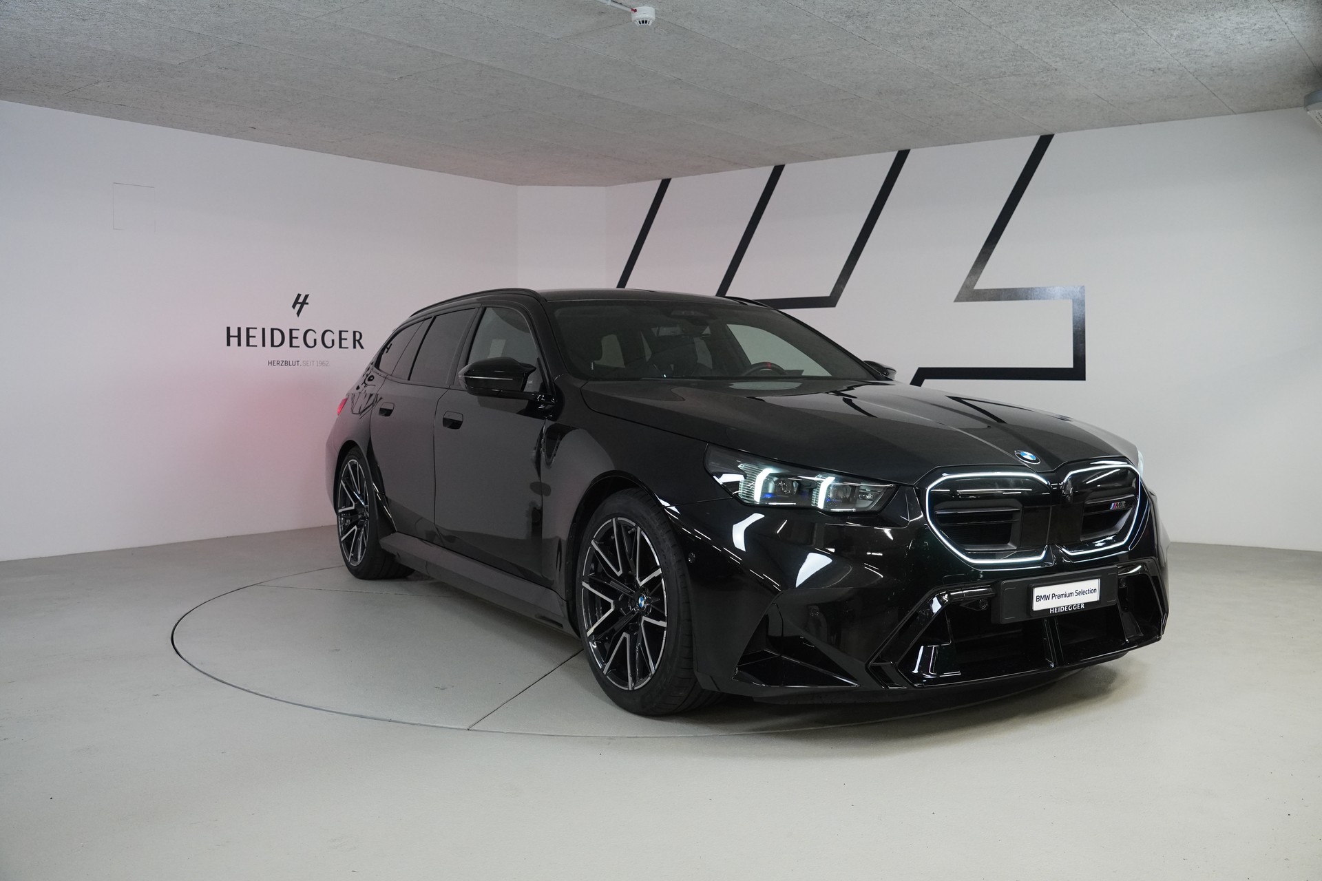 BMW M5 xDrive Touring-showroom-element-3