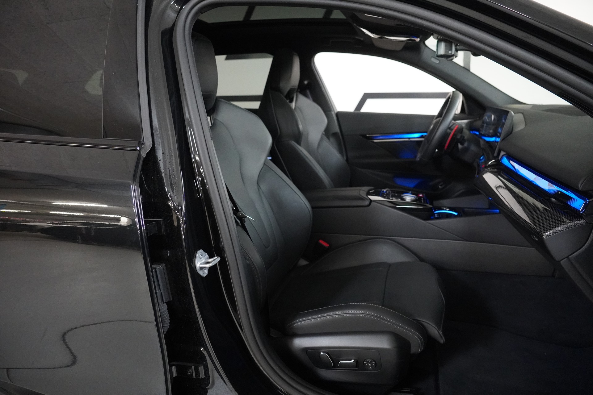 BMW M5 xDrive Touring-image-15