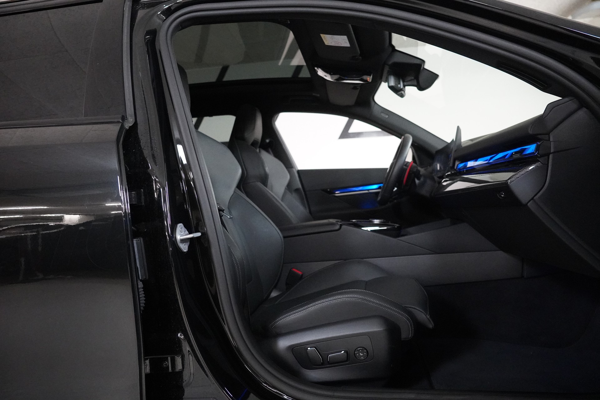 BMW M5 xDrive Touring-image-14