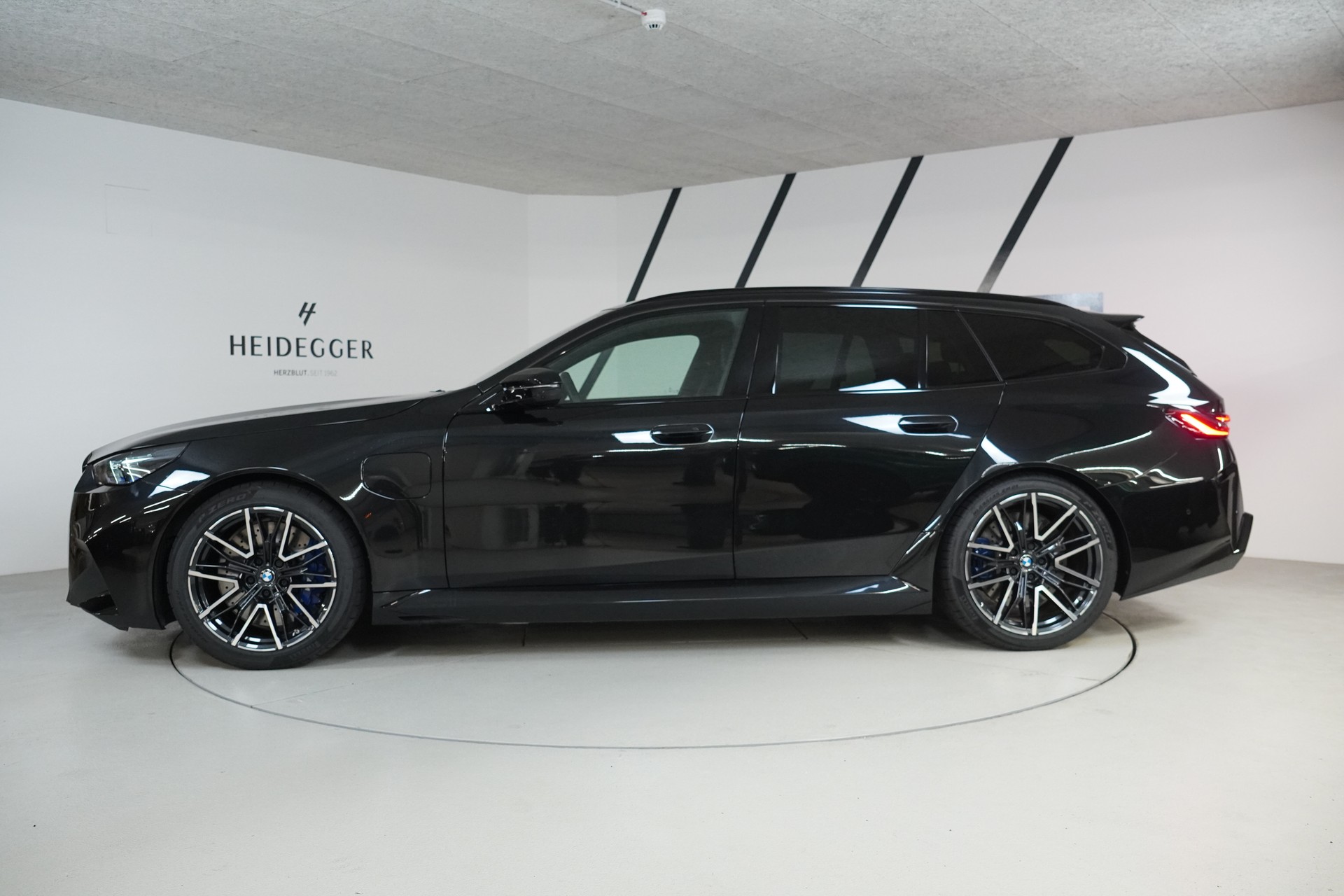 BMW M5 xDrive Touring-image-4
