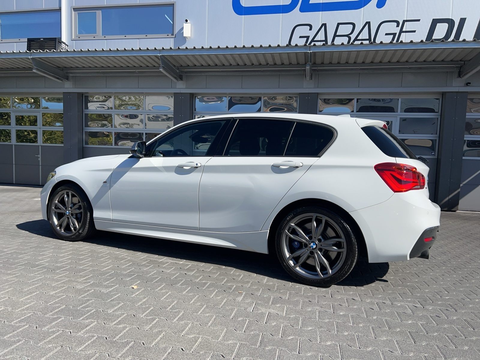 BMW M135i xDrive Steptronic-showroom-element-2