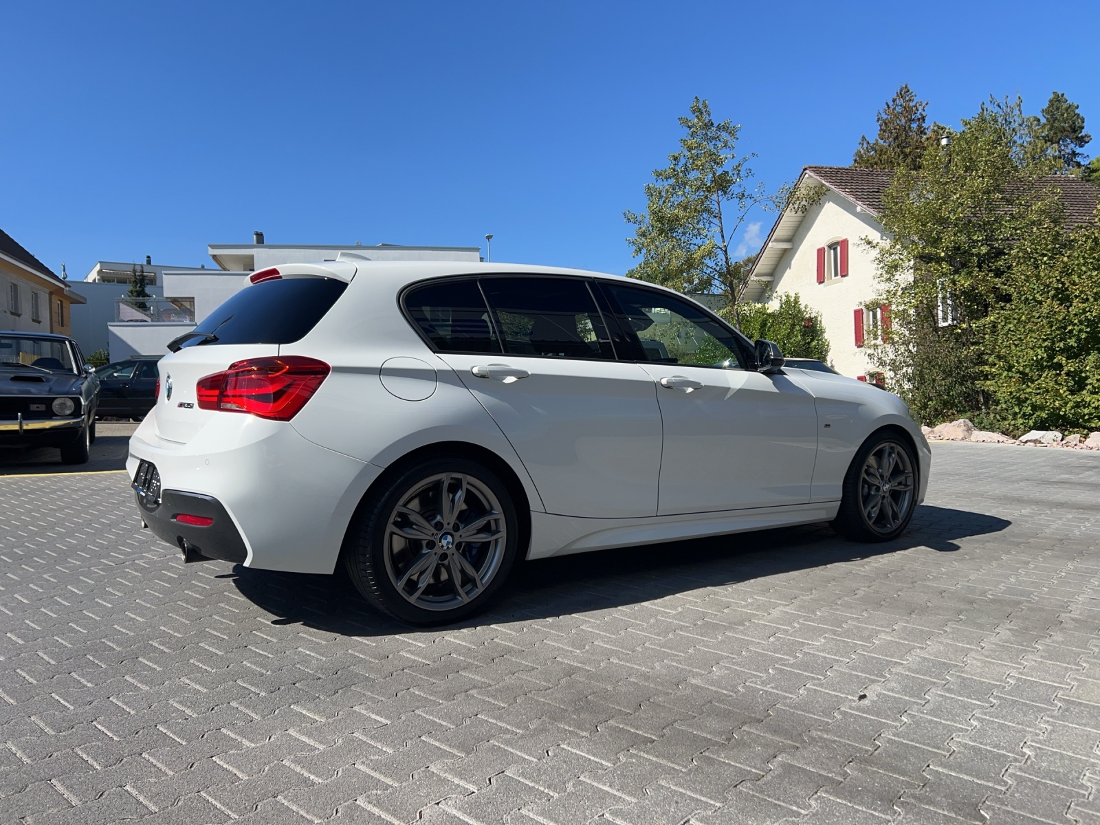 BMW M135i xDrive Steptronic-showroom-element-3