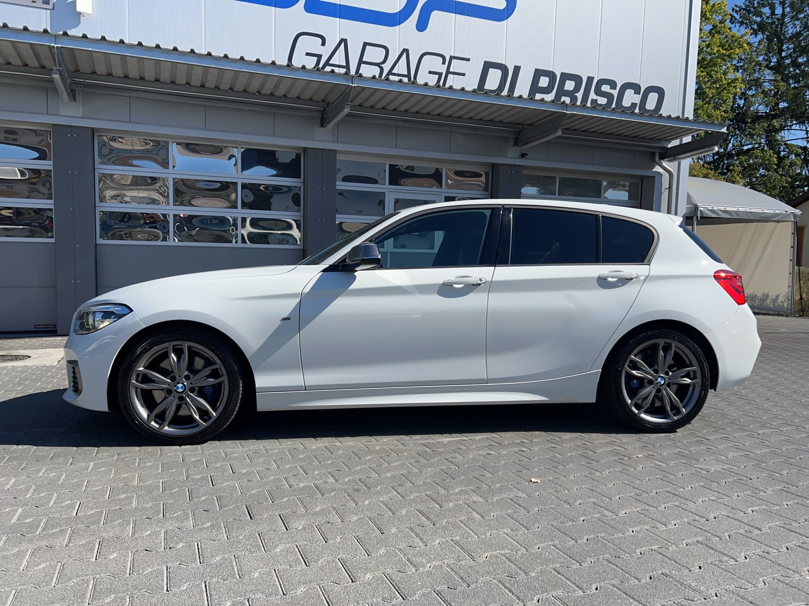 BMW M135i xDrive Steptronic-showroom-element-1