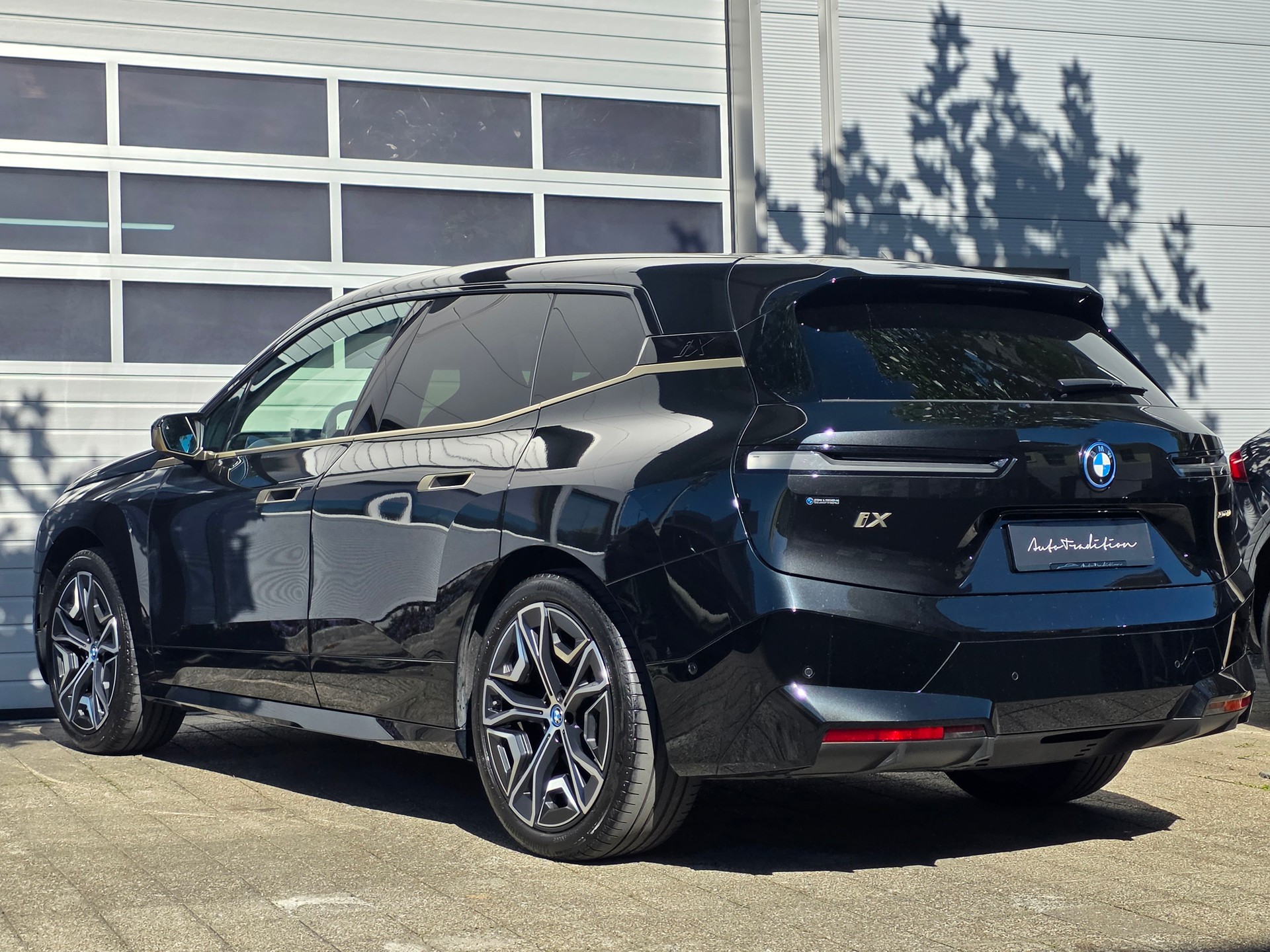 BMW iX xDrive40// SoH 98.5% - VOLLAUSSTAT.- MASSAGE SITZE- EL.AHK -SKYLOUNGE- ASSISTENZ PAK- PLUS - SPORT PAK.- GARANTIE BIS 04.2030-showroom-element-3