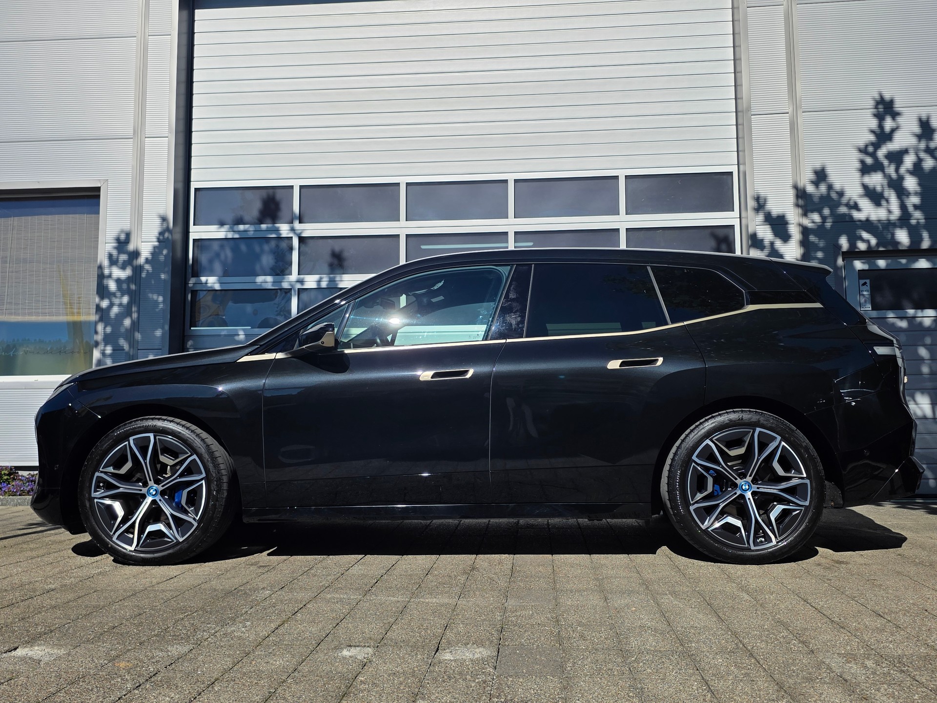 BMW iX xDrive40// SoH 98.5% - VOLLAUSSTAT.- MASSAGE SITZE- EL.AHK -SKYLOUNGE- ASSISTENZ PAK- PLUS - SPORT PAK.- GARANTIE BIS 04.2030-showroom-element-2