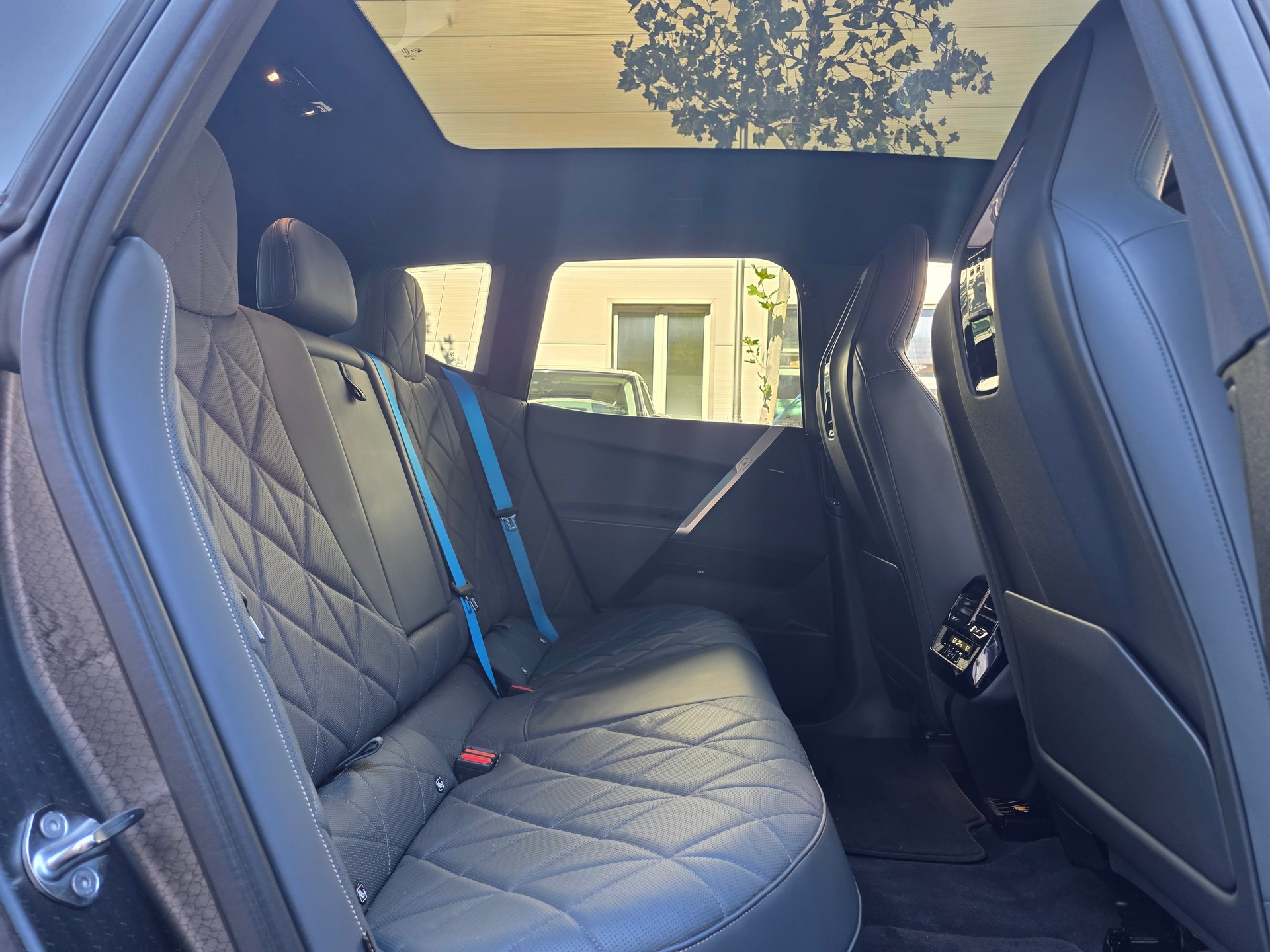 BMW iX xDrive40// SoH 98.5% - VOLLAUSSTAT.- MASSAGE SITZE- EL.AHK -SKYLOUNGE- ASSISTENZ PAK- PLUS - SPORT PAK.- GARANTIE BIS 04.2030-image-11