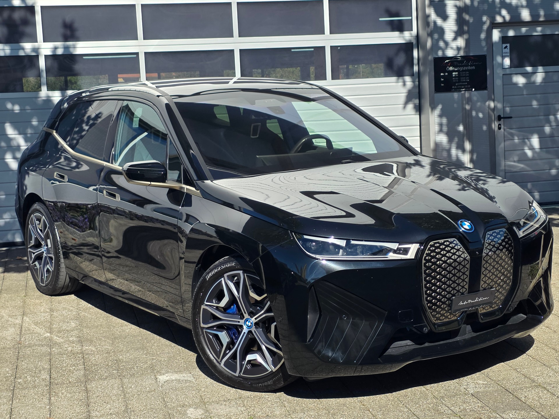 BMW iX xDrive40// SoH 98.5% - VOLLAUSSTAT.- MASSAGE SITZE- EL.AHK -SKYLOUNGE- ASSISTENZ PAK- PLUS - SPORT PAK.- GARANTIE BIS 04.2030-showroom-element-1