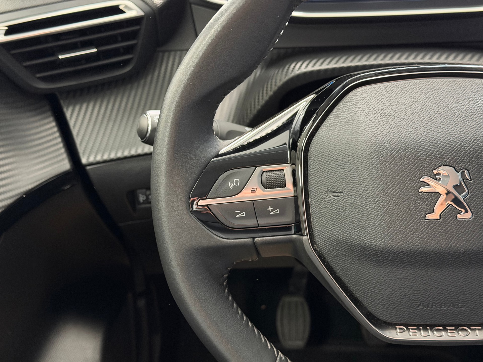 PEUGEOT 208 1.2 PureTech Allure Pack-image-16