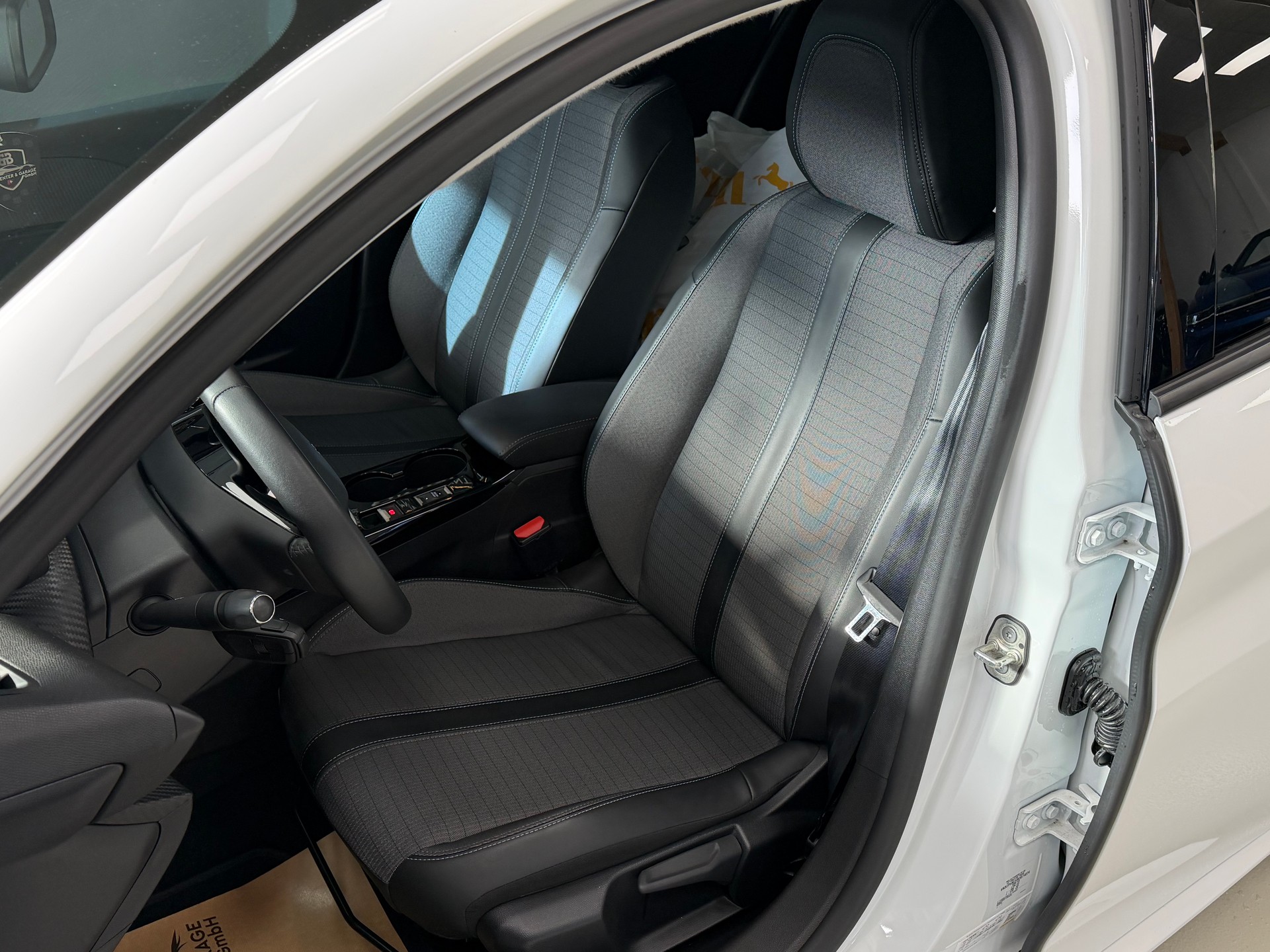 PEUGEOT 208 1.2 PureTech Allure Pack-image-10