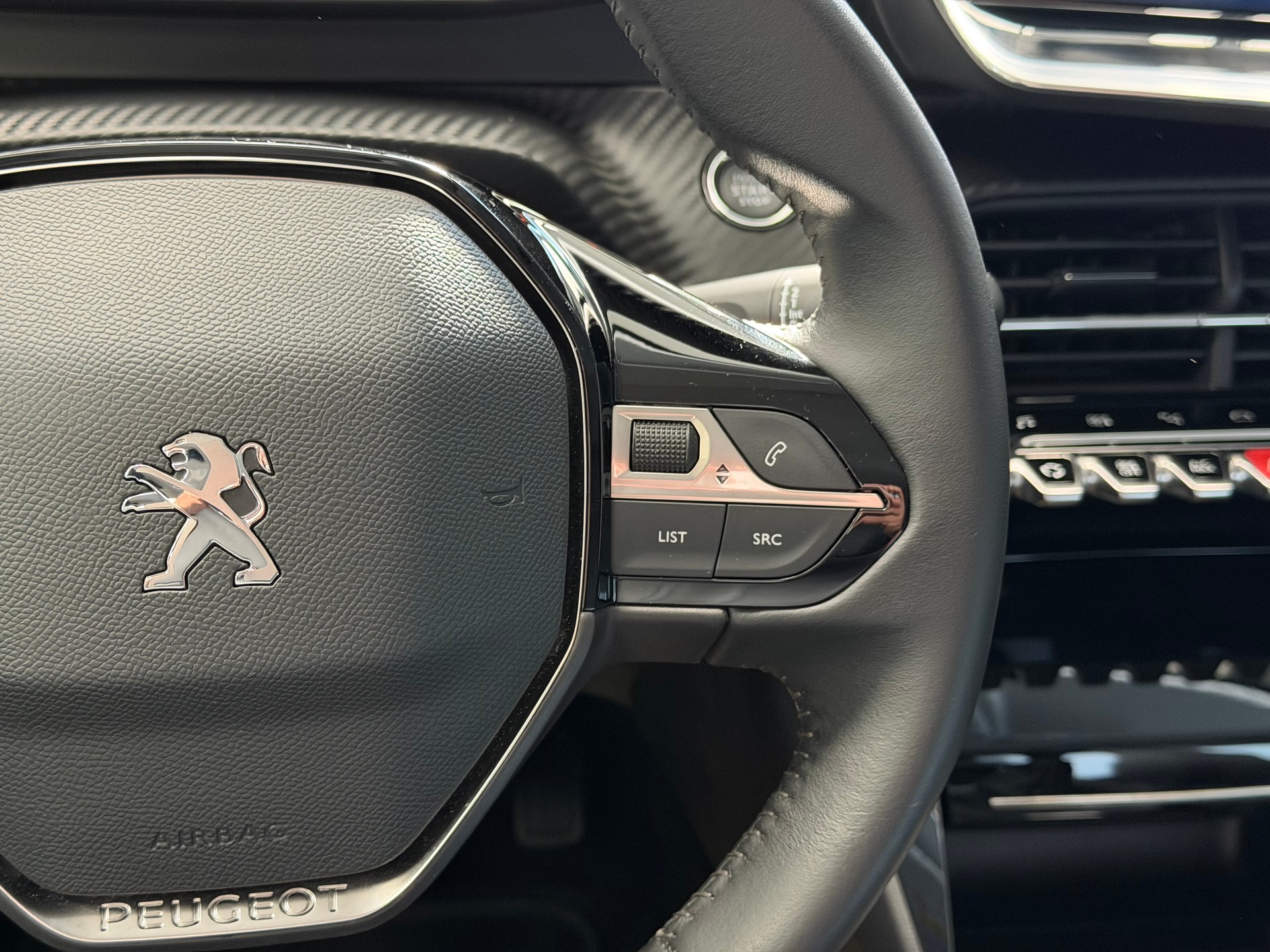 PEUGEOT 208 1.2 PureTech Allure Pack-image-17