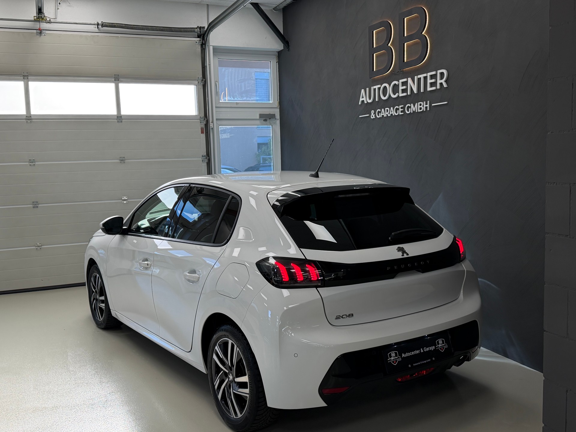 PEUGEOT 208 1.2 PureTech Allure Pack-image-5