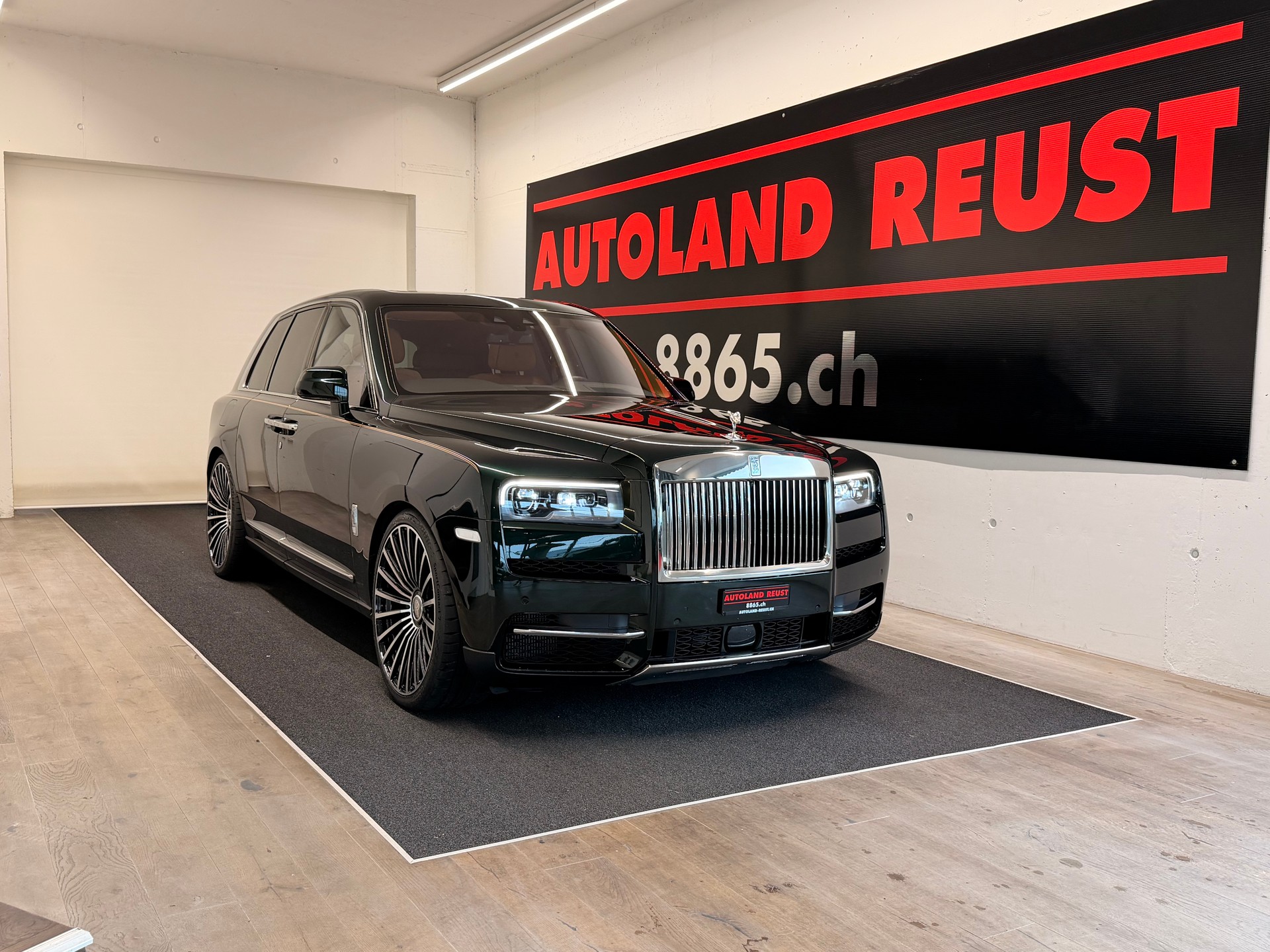 ROLLS-ROYCE Cullinan 6.7 V12-showroom-element-1
