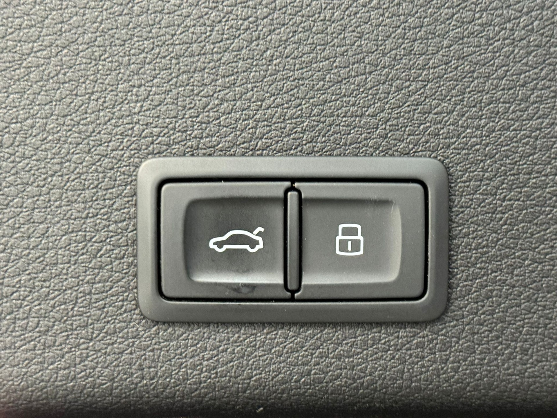 AUDI e-tron 55 quattro-image-11