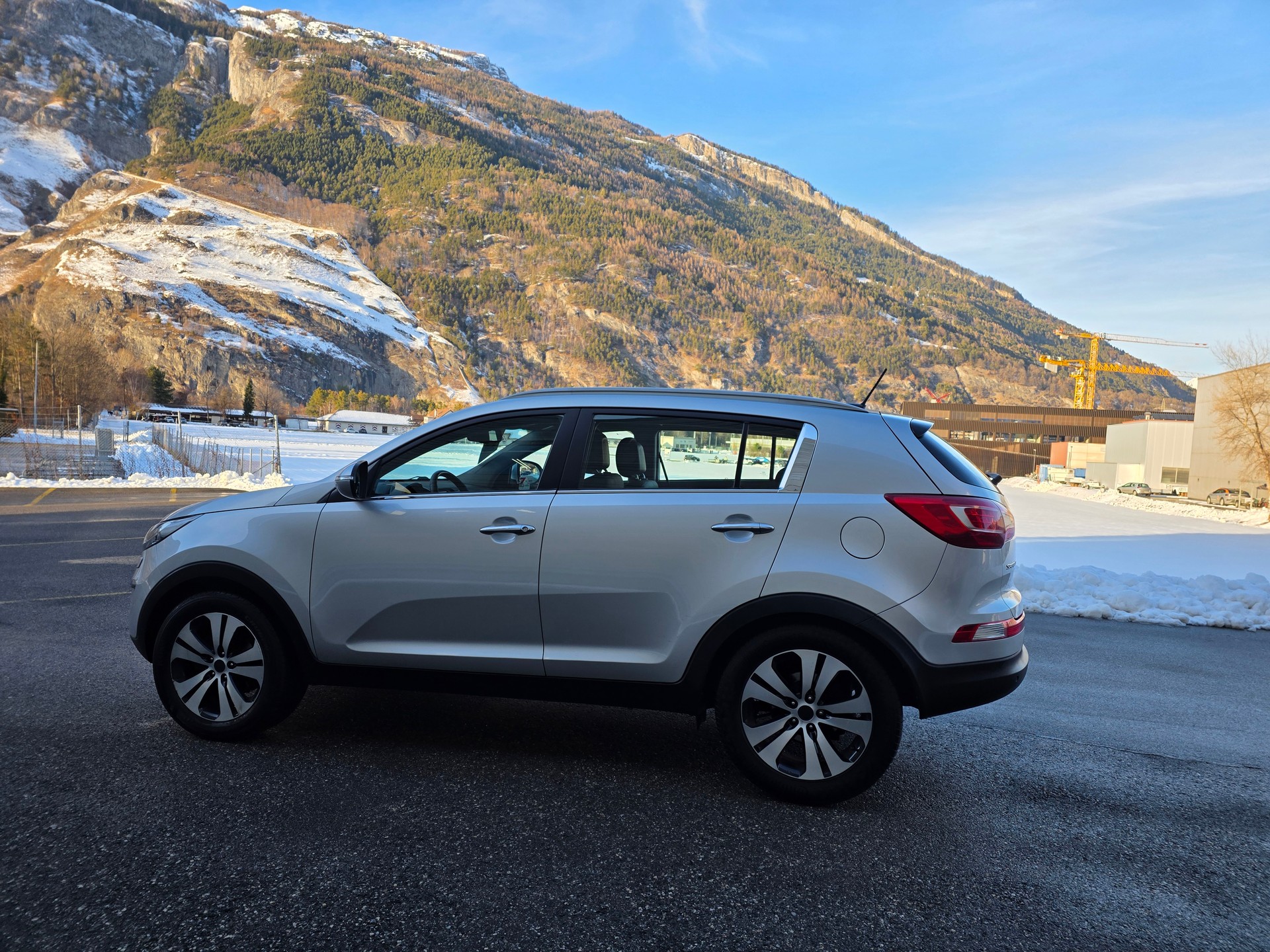 KIA Sportage 2.0 CRDi Style 4WD Automatic-image-12