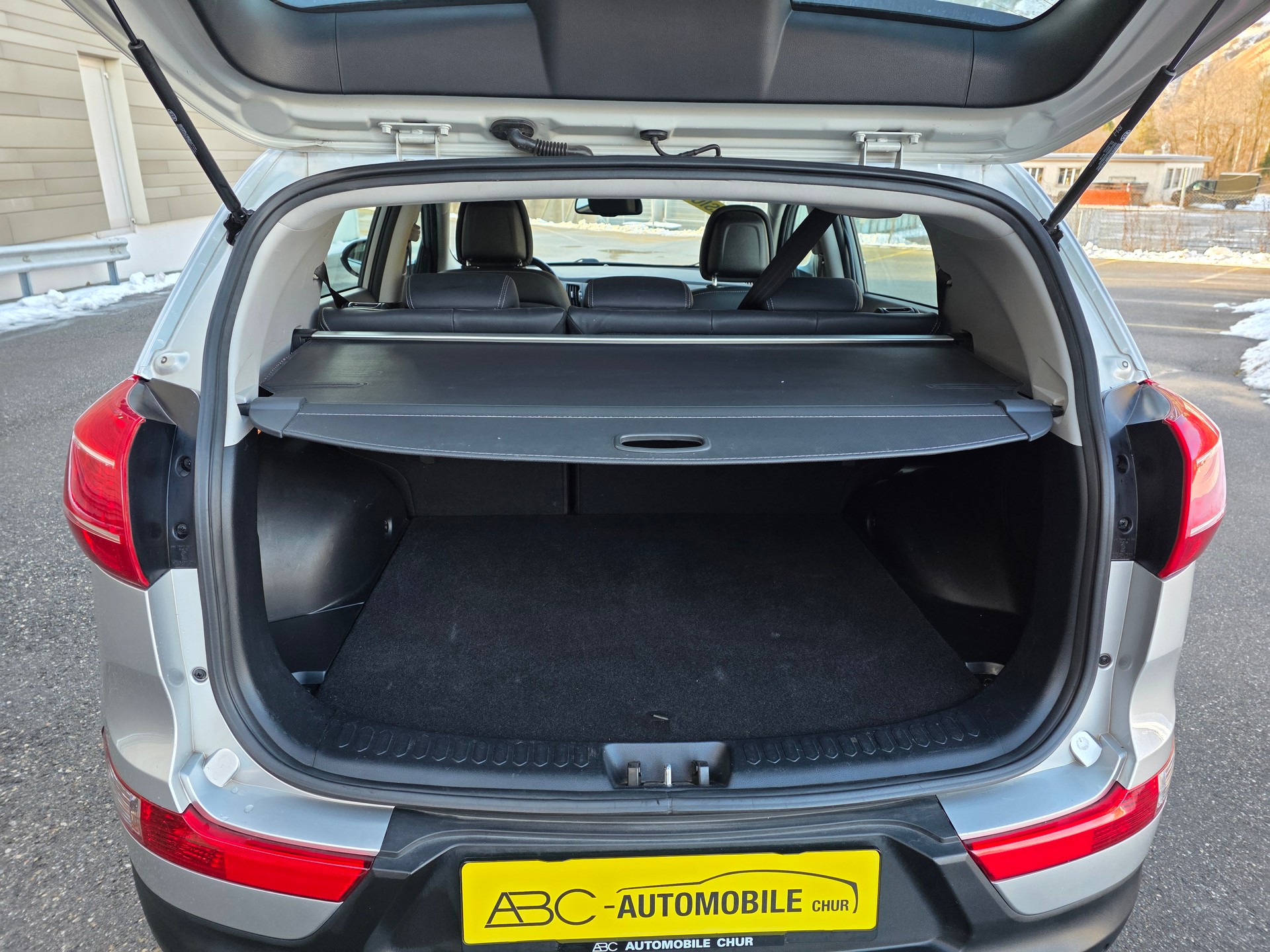 KIA Sportage 2.0 CRDi Style 4WD Automatic-image-21