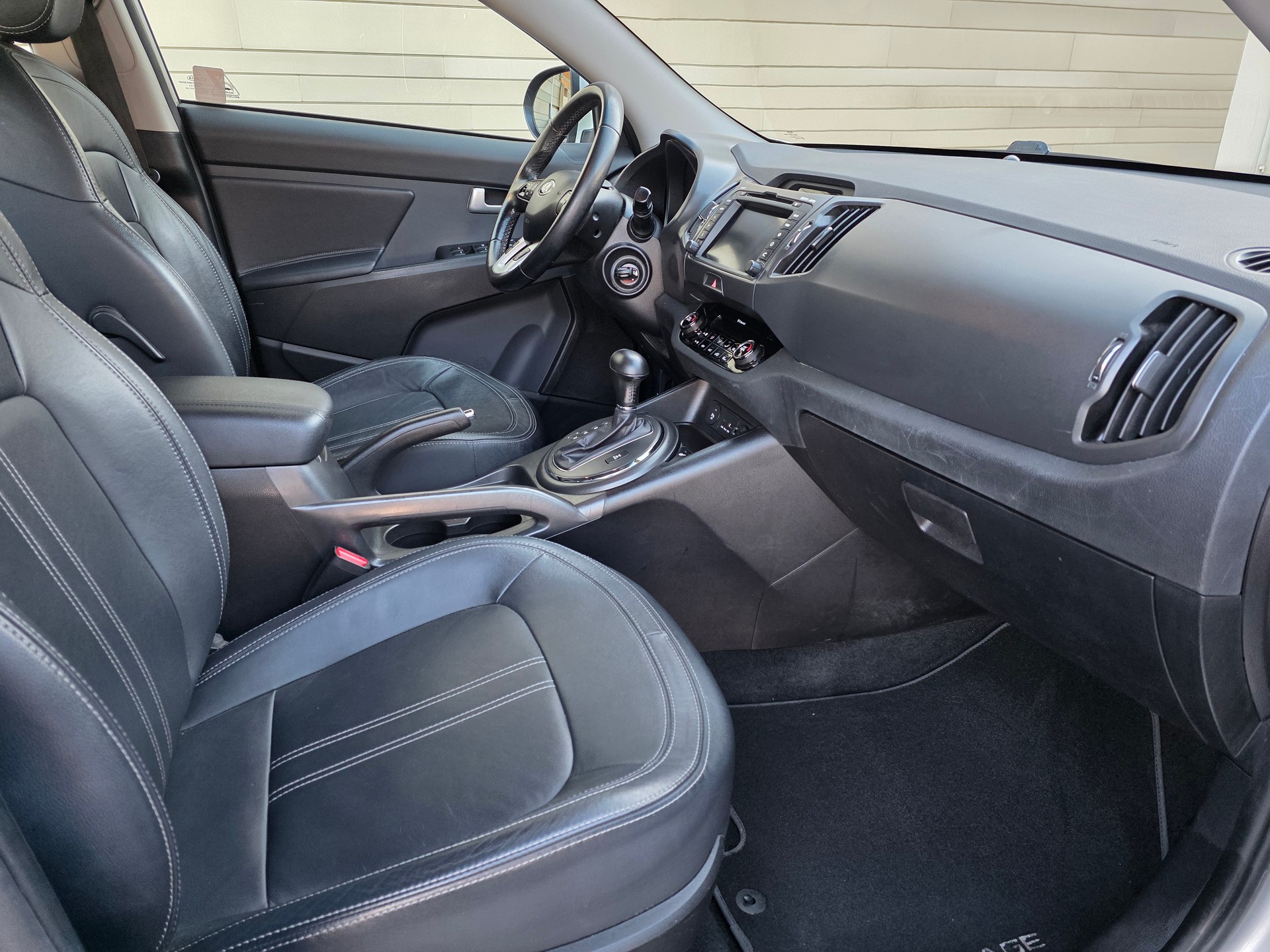 KIA Sportage 2.0 CRDi Style 4WD Automatic-image-22