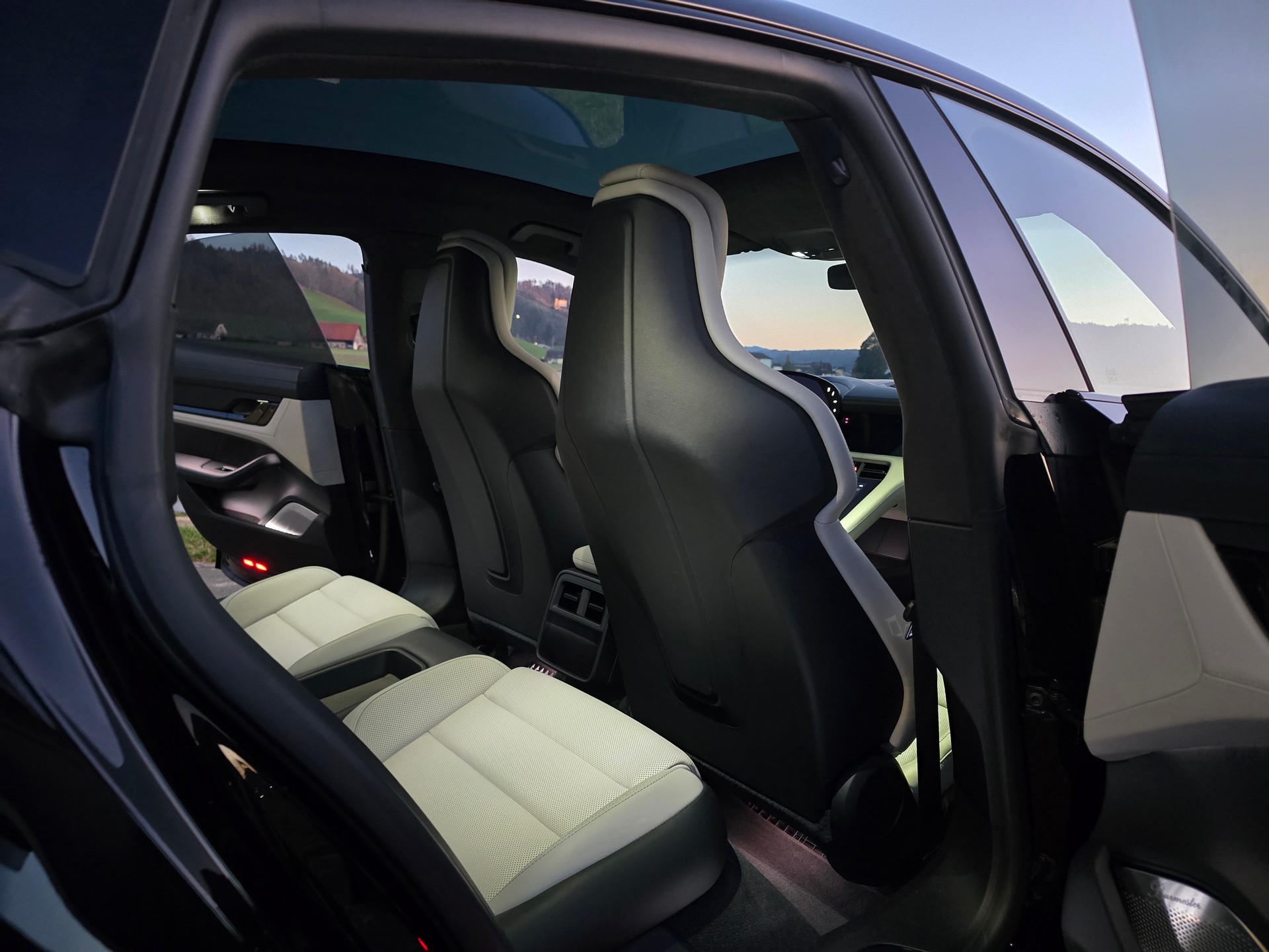 PORSCHE Taycan 4S-image-16