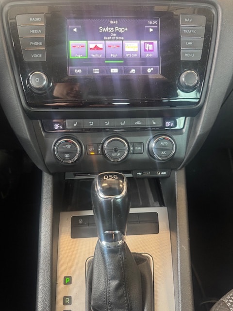 SKODA Octavia Combi 1.4 TSI Ambition DSG-image-11