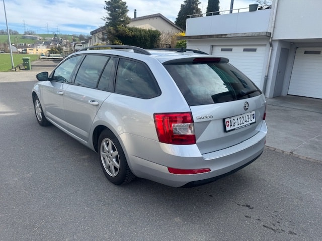SKODA Octavia Combi 1.4 TSI Ambition DSG-image-5