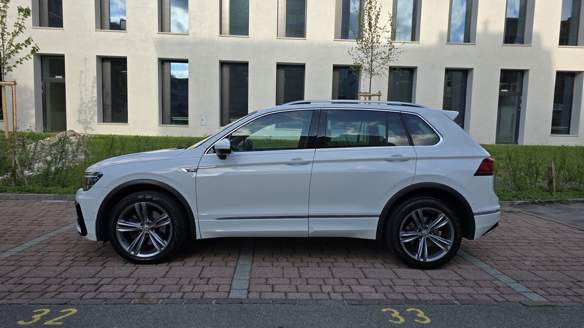 VW Tiguan 2.0 TDI SCR Highline 4Motion DSG / Aus zweite HAND / Frisch ab MFK / Frisch ab Service / Top Austattung / 240Ps-image-4