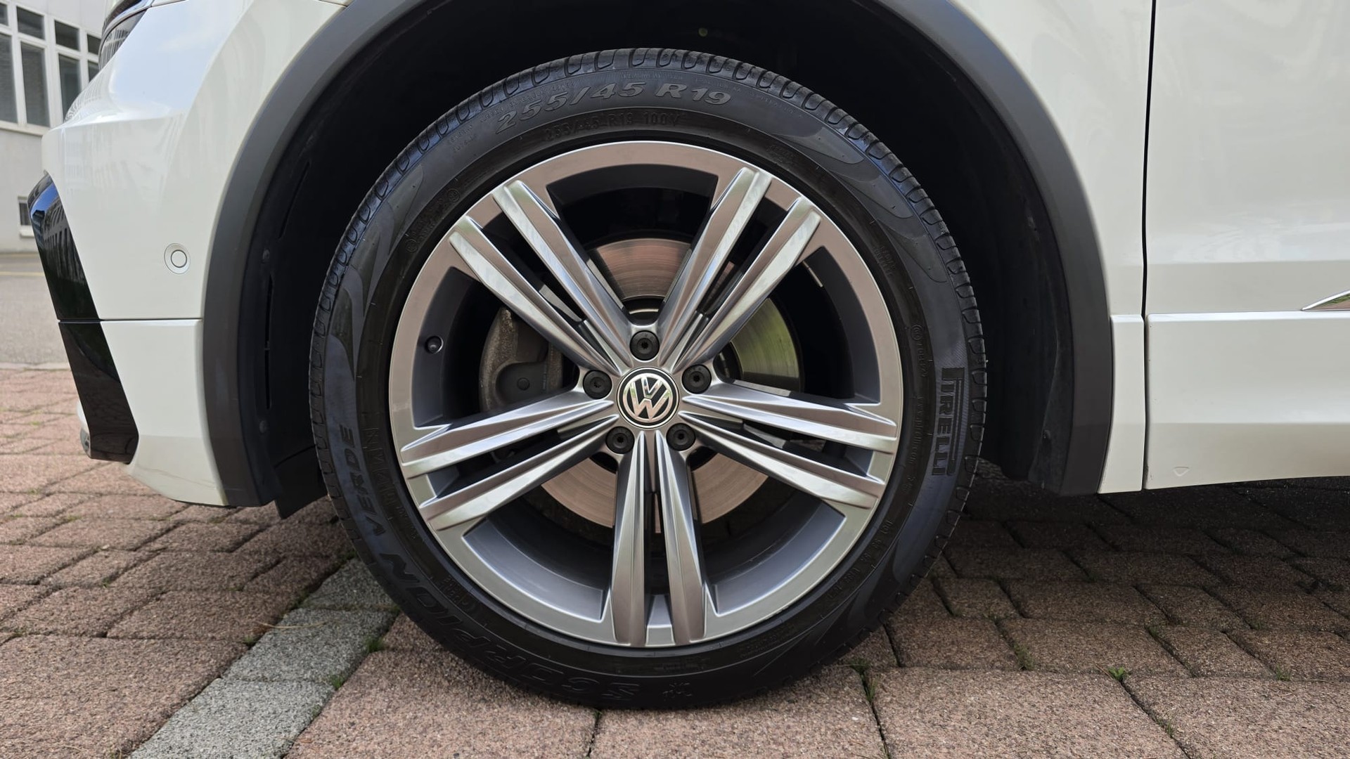 VW Tiguan 2.0 TDI SCR Highline 4Motion DSG / Aus zweite HAND / Frisch ab MFK / Frisch ab Service / Top Austattung / 240Ps-image-8