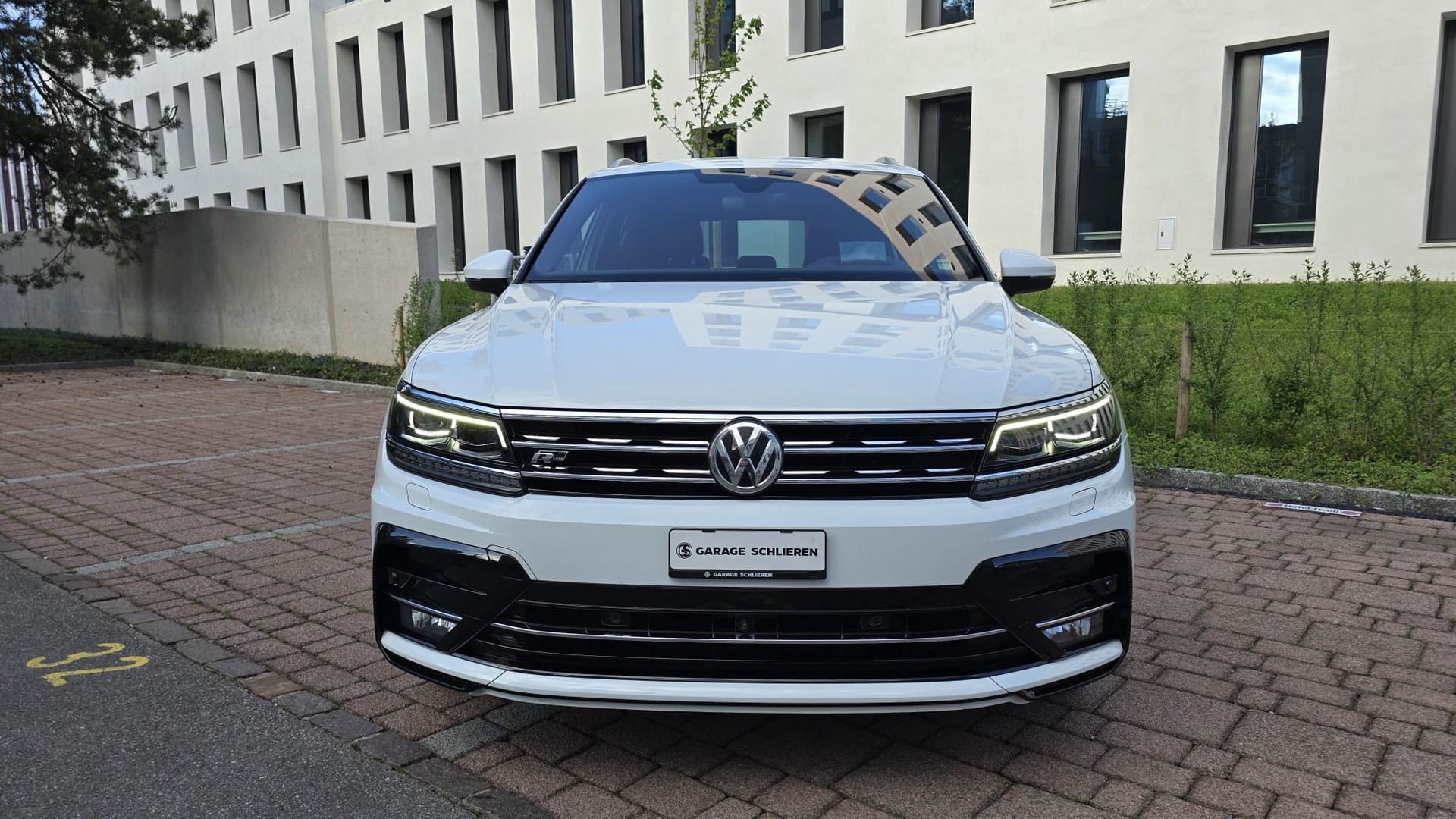 VW Tiguan 2.0 TDI SCR Highline 4Motion DSG / Aus zweite HAND / Frisch ab MFK / Frisch ab Service / Top Austattung / 240Ps-image-2