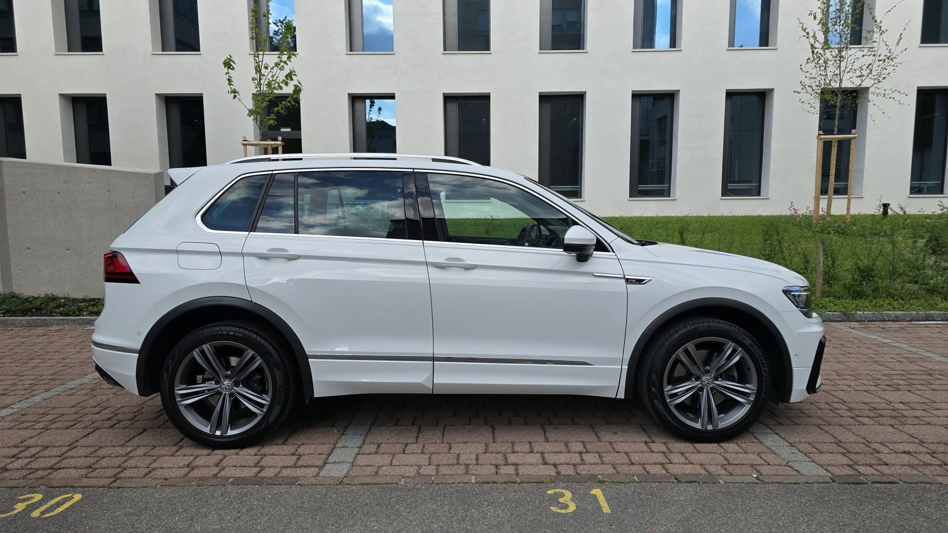 VW Tiguan 2.0 TDI SCR Highline 4Motion DSG / Aus zweite HAND / Frisch ab MFK / Frisch ab Service / Top Austattung / 240Ps-image-3
